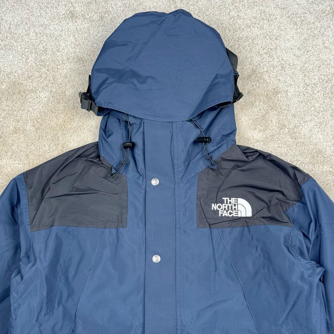 图片[5]-THE NORTH FACE 北面1990系列 FW23 ECO Gore-tex 撞色单排扣连帽休闲户外硬壳防水防风冲锋衣 男女同款 材料清单： 1、\\t防水为国际ISO标准90（ISO4）级别达到荷叶水珠滚动效果！ 2、\\t面料：面料表层做超高强度防水，内层覆膜，所以到达三层防水的效果，使成衣具有防水防污透气的出色户外效果。 3、\\t内里：冰丝锦纶清爽透气。区别市面低端版本。 4、刺绣：进口田岛刺绣工整立体，饱满度立体感以及每个字母的神韵特点，一笔一划工工整整立体效果强烈， 5、辅料：全衣原厂YKK拉链，可承受10万次拉力磨损，原厂魔术贴。开模定制五金配件，字体清晰立体 ，6颗纽扣方向全部一致，水洗标二维码与zp一致可扫，给你最细节的还原！ 6、面料经过多次调整，还原原厂褶皱工艺，对版对型，独家定制面料，定制定染与ZP一致，细节一致，上身效果好，给你最具性价比选择！尺码：XS～XXL-选品中心