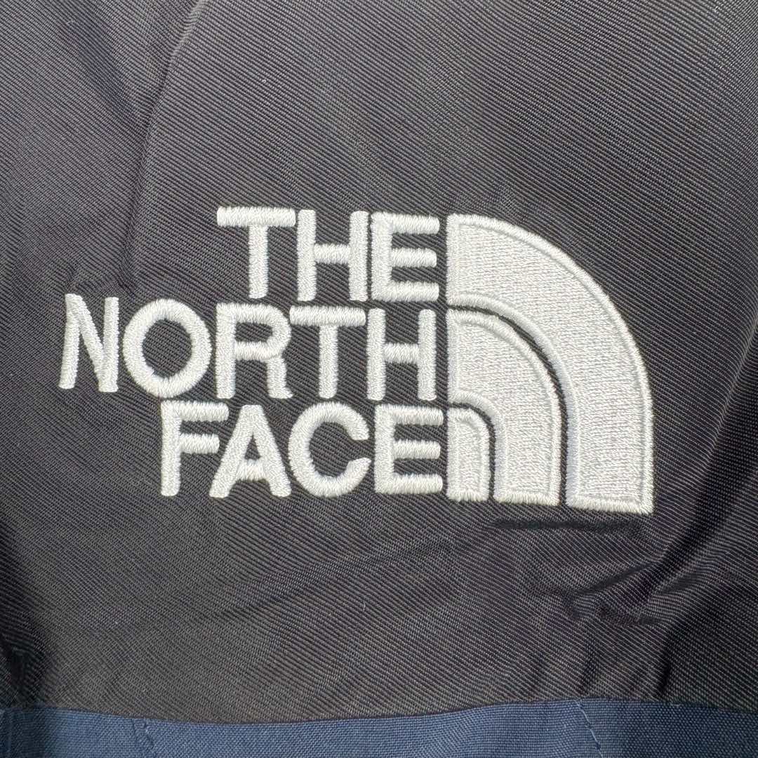 图片[11]-THE NORTH FACE 北面1990系列 FW23 ECO Gore-tex 撞色单排扣连帽休闲户外硬壳防水防风冲锋衣 男女同款 材料清单： 1、\\t防水为国际ISO标准90（ISO4）级别达到荷叶水珠滚动效果！ 2、\\t面料：面料表层做超高强度防水，内层覆膜，所以到达三层防水的效果，使成衣具有防水防污透气的出色户外效果。 3、\\t内里：冰丝锦纶清爽透气。区别市面低端版本。 4、刺绣：进口田岛刺绣工整立体，饱满度立体感以及每个字母的神韵特点，一笔一划工工整整立体效果强烈， 5、辅料：全衣原厂YKK拉链，可承受10万次拉力磨损，原厂魔术贴。开模定制五金配件，字体清晰立体 ，6颗纽扣方向全部一致，水洗标二维码与zp一致可扫，给你最细节的还原！ 6、面料经过多次调整，还原原厂褶皱工艺，对版对型，独家定制面料，定制定染与ZP一致，细节一致，上身效果好，给你最具性价比选择！尺码：XS～XXL-选品中心