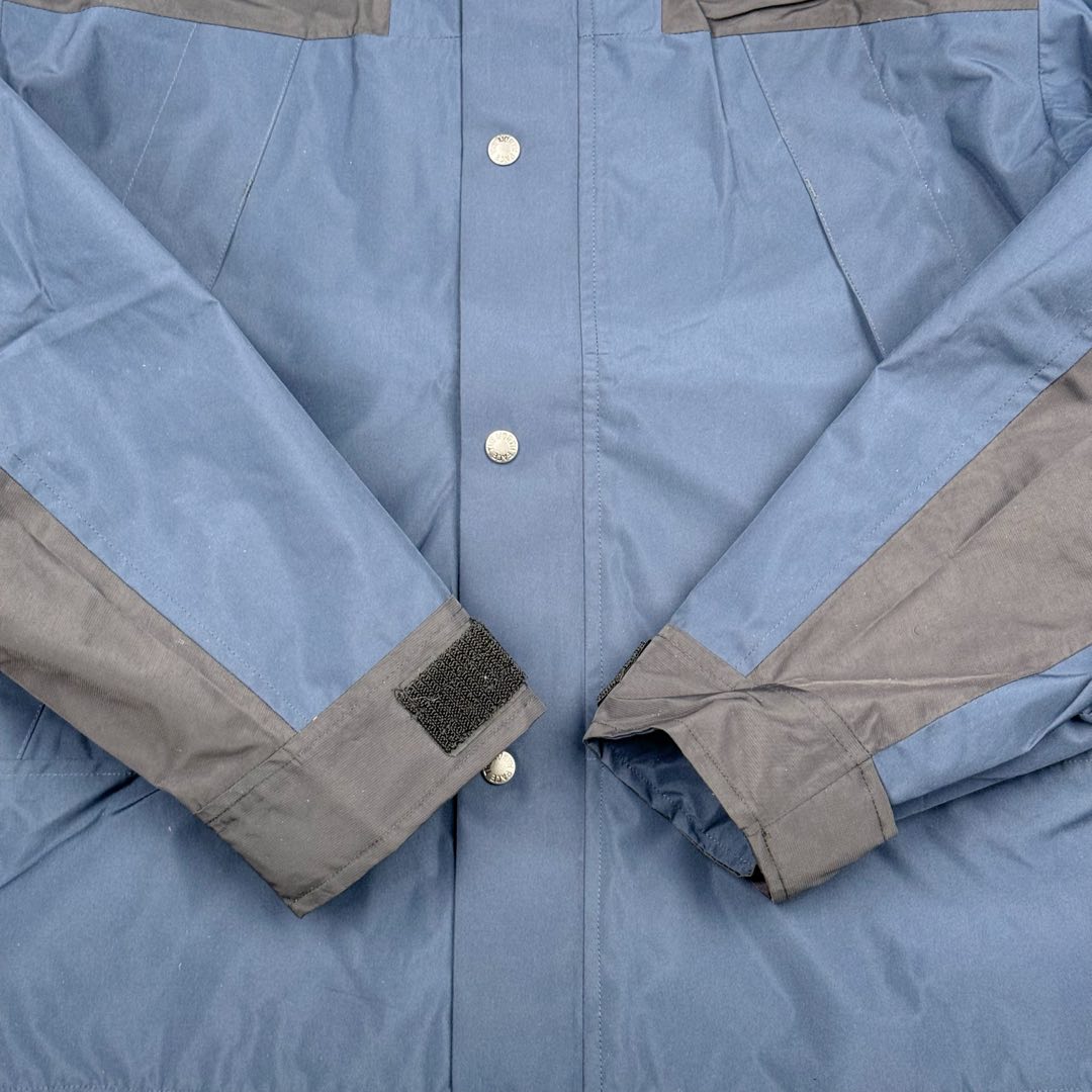 图片[13]-THE NORTH FACE 北面1990系列 FW23 ECO Gore-tex 撞色单排扣连帽休闲户外硬壳防水防风冲锋衣 男女同款 材料清单： 1、\\t防水为国际ISO标准90（ISO4）级别达到荷叶水珠滚动效果！ 2、\\t面料：面料表层做超高强度防水，内层覆膜，所以到达三层防水的效果，使成衣具有防水防污透气的出色户外效果。 3、\\t内里：冰丝锦纶清爽透气。区别市面低端版本。 4、刺绣：进口田岛刺绣工整立体，饱满度立体感以及每个字母的神韵特点，一笔一划工工整整立体效果强烈， 5、辅料：全衣原厂YKK拉链，可承受10万次拉力磨损，原厂魔术贴。开模定制五金配件，字体清晰立体 ，6颗纽扣方向全部一致，水洗标二维码与zp一致可扫，给你最细节的还原！ 6、面料经过多次调整，还原原厂褶皱工艺，对版对型，独家定制面料，定制定染与ZP一致，细节一致，上身效果好，给你最具性价比选择！尺码：XS～XXL-选品中心