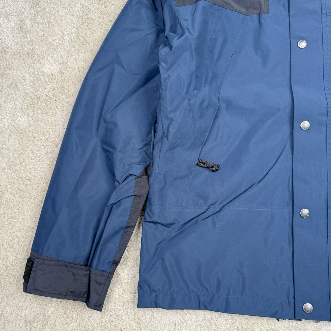 图片[7]-THE NORTH FACE 北面1990系列 FW23 ECO Gore-tex 撞色单排扣连帽休闲户外硬壳防水防风冲锋衣 男女同款 材料清单： 1、\\t防水为国际ISO标准90（ISO4）级别达到荷叶水珠滚动效果！ 2、\\t面料：面料表层做超高强度防水，内层覆膜，所以到达三层防水的效果，使成衣具有防水防污透气的出色户外效果。 3、\\t内里：冰丝锦纶清爽透气。区别市面低端版本。 4、刺绣：进口田岛刺绣工整立体，饱满度立体感以及每个字母的神韵特点，一笔一划工工整整立体效果强烈， 5、辅料：全衣原厂YKK拉链，可承受10万次拉力磨损，原厂魔术贴。开模定制五金配件，字体清晰立体 ，6颗纽扣方向全部一致，水洗标二维码与zp一致可扫，给你最细节的还原！ 6、面料经过多次调整，还原原厂褶皱工艺，对版对型，独家定制面料，定制定染与ZP一致，细节一致，上身效果好，给你最具性价比选择！尺码：XS～XXL-选品中心