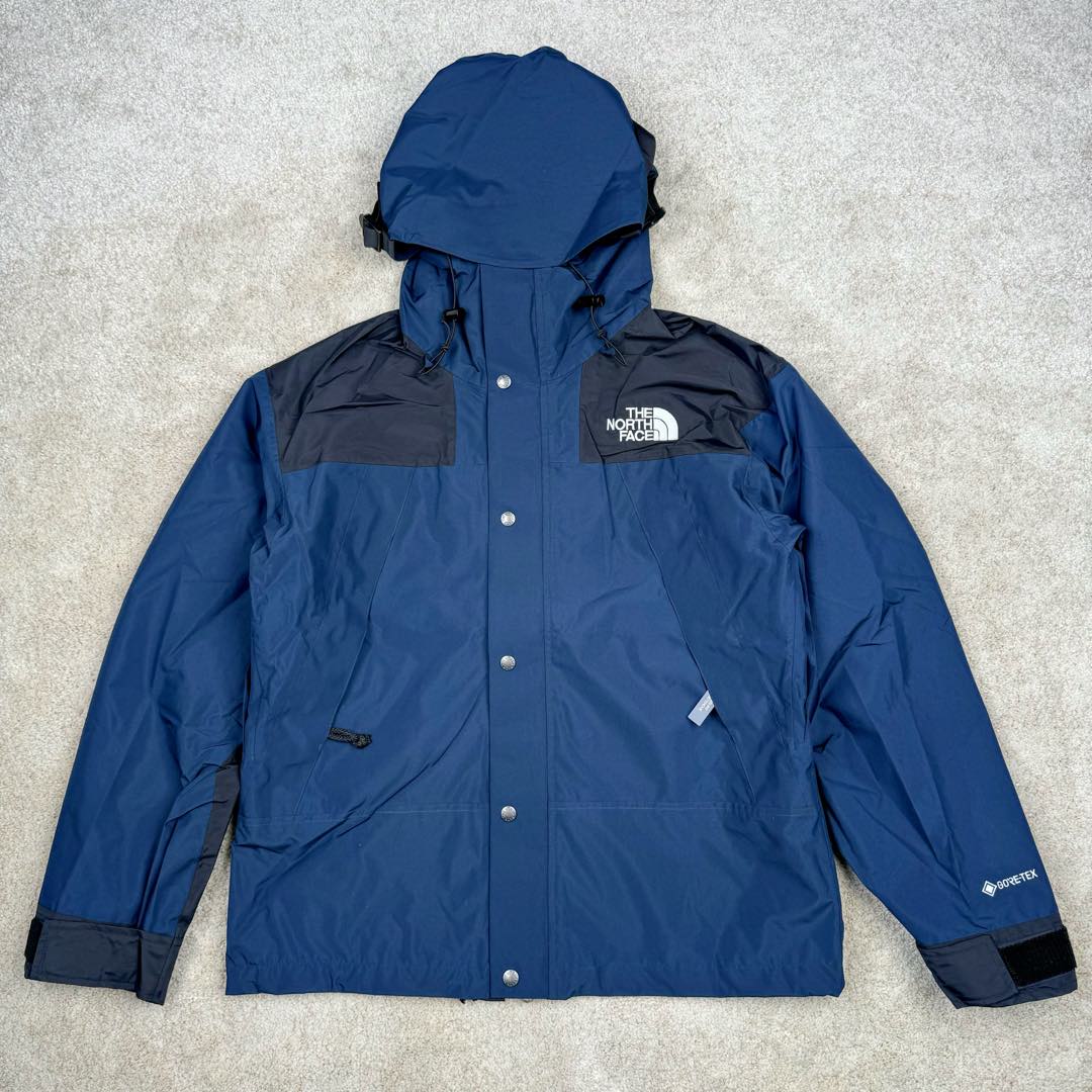 THE NORTH FACE 北面1990系列 FW23 ECO Gore-tex 撞色单排扣连帽休闲户外硬壳防水防风冲锋衣 男女同款 材料清单： 1、\\t防水为国际ISO标准90（ISO4）级别达到荷叶水珠滚动效果！ 2、\\t面料：面料表层做超高强度防水，内层覆膜，所以到达三层防水的效果，使成衣具有防水防污透气的出色户外效果。 3、\\t内里：冰丝锦纶清爽透气。区别市面低端版本。 4、刺绣：进口田岛刺绣工整立体，饱满度立体感以及每个字母的神韵特点，一笔一划工工整整立体效果强烈， 5、辅料：全衣原厂YKK拉链，可承受10万次拉力磨损，原厂魔术贴。开模定制五金配件，字体清晰立体 ，6颗纽扣方向全部一致，水洗标二维码与zp一致可扫，给你最细节的还原！ 6、面料经过多次调整，还原原厂褶皱工艺，对版对型，独家定制面料，定制定染与ZP一致，细节一致，上身效果好，给你最具性价比选择！尺码：XS～XXL-选品中心