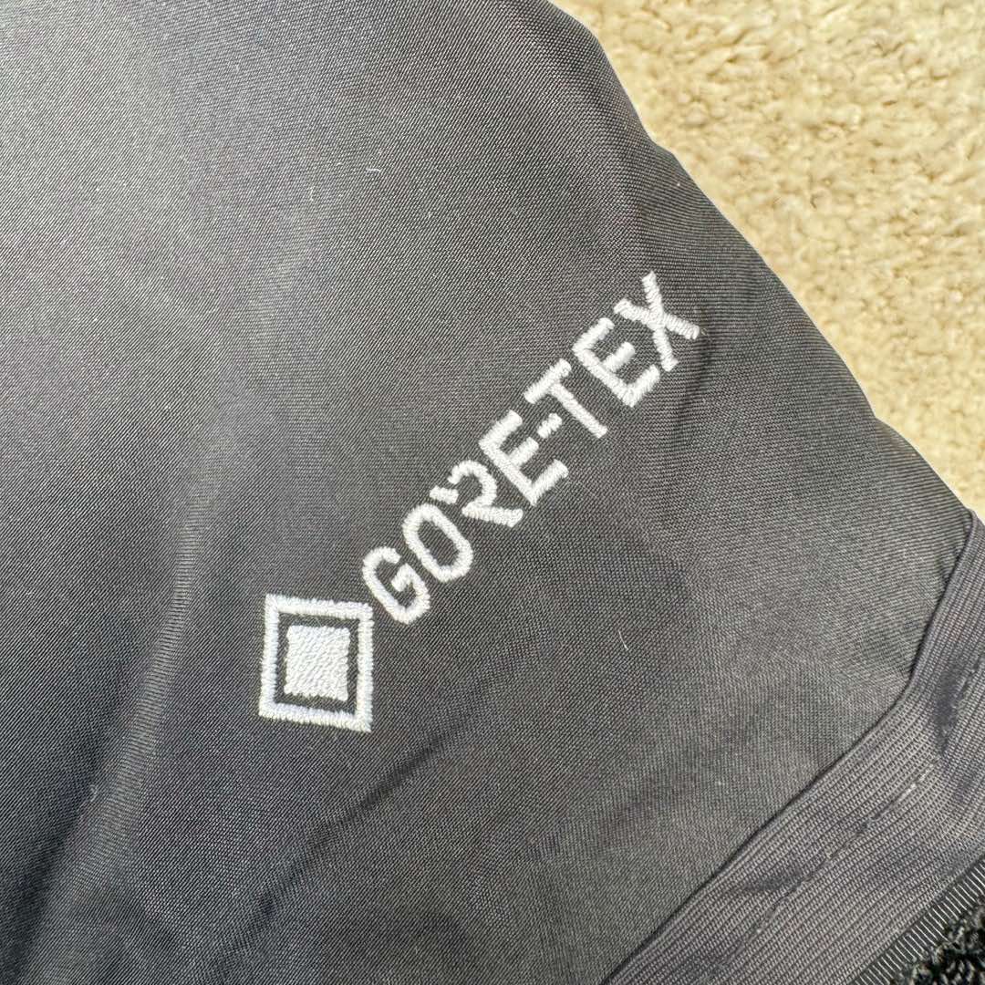 图片[11]-THE NORTH FACE 北面1990系列 FW23 ECO Gore-tex 撞色单排扣连帽休闲户外硬壳防水防风冲锋衣 男女同款 材料清单： 1、\\t防水为国际ISO标准90（ISO4）级别达到荷叶水珠滚动效果！ 2、\\t面料：面料表层做超高强度防水，内层覆膜，所以到达三层防水的效果，使成衣具有防水防污透气的出色户外效果。 3、\\t内里：冰丝锦纶清爽透气。区别市面低端版本。 4、刺绣：进口田岛刺绣工整立体，饱满度立体感以及每个字母的神韵特点，一笔一划工工整整立体效果强烈， 5、辅料：全衣原厂YKK拉链，可承受10万次拉力磨损，原厂魔术贴。开模定制五金配件，字体清晰立体 ，6颗纽扣方向全部一致，水洗标二维码与zp一致可扫，给你最细节的还原！ 6、面料经过多次调整，还原原厂褶皱工艺，对版对型，独家定制面料，定制定染与ZP一致，细节一致，上身效果好，给你最具性价比选择！尺码：XS～XXL-选品中心