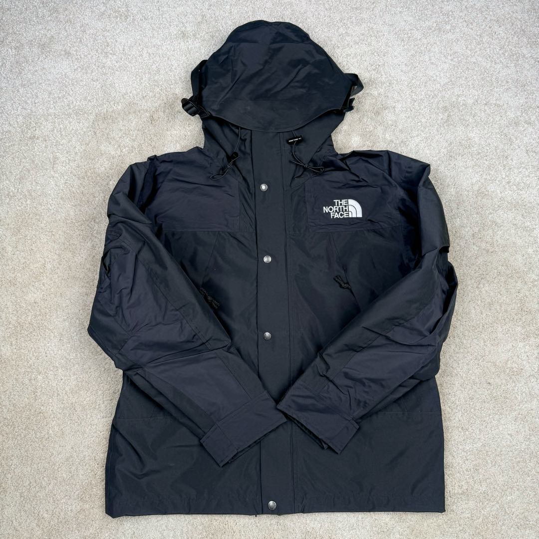 图片[2]-THE NORTH FACE 北面1990系列 FW23 ECO Gore-tex 撞色单排扣连帽休闲户外硬壳防水防风冲锋衣 男女同款 材料清单： 1、\\t防水为国际ISO标准90（ISO4）级别达到荷叶水珠滚动效果！ 2、\\t面料：面料表层做超高强度防水，内层覆膜，所以到达三层防水的效果，使成衣具有防水防污透气的出色户外效果。 3、\\t内里：冰丝锦纶清爽透气。区别市面低端版本。 4、刺绣：进口田岛刺绣工整立体，饱满度立体感以及每个字母的神韵特点，一笔一划工工整整立体效果强烈， 5、辅料：全衣原厂YKK拉链，可承受10万次拉力磨损，原厂魔术贴。开模定制五金配件，字体清晰立体 ，6颗纽扣方向全部一致，水洗标二维码与zp一致可扫，给你最细节的还原！ 6、面料经过多次调整，还原原厂褶皱工艺，对版对型，独家定制面料，定制定染与ZP一致，细节一致，上身效果好，给你最具性价比选择！尺码：XS～XXL-选品中心