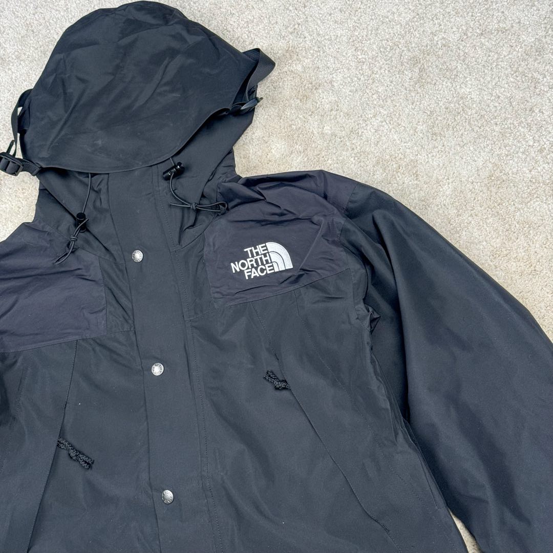 图片[9]-THE NORTH FACE 北面1990系列 FW23 ECO Gore-tex 撞色单排扣连帽休闲户外硬壳防水防风冲锋衣 男女同款 材料清单： 1、\\t防水为国际ISO标准90（ISO4）级别达到荷叶水珠滚动效果！ 2、\\t面料：面料表层做超高强度防水，内层覆膜，所以到达三层防水的效果，使成衣具有防水防污透气的出色户外效果。 3、\\t内里：冰丝锦纶清爽透气。区别市面低端版本。 4、刺绣：进口田岛刺绣工整立体，饱满度立体感以及每个字母的神韵特点，一笔一划工工整整立体效果强烈， 5、辅料：全衣原厂YKK拉链，可承受10万次拉力磨损，原厂魔术贴。开模定制五金配件，字体清晰立体 ，6颗纽扣方向全部一致，水洗标二维码与zp一致可扫，给你最细节的还原！ 6、面料经过多次调整，还原原厂褶皱工艺，对版对型，独家定制面料，定制定染与ZP一致，细节一致，上身效果好，给你最具性价比选择！尺码：XS～XXL-选品中心