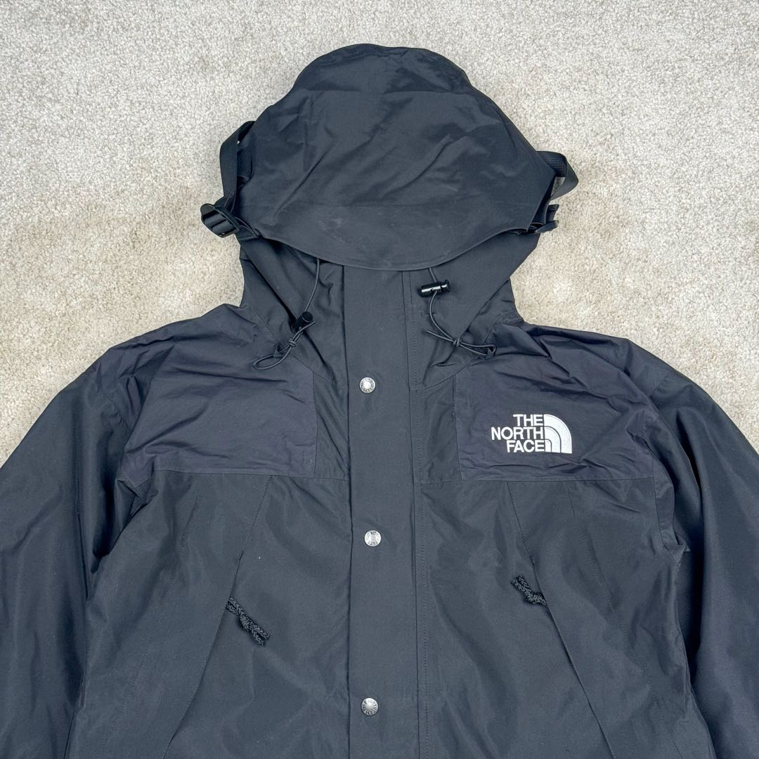 图片[4]-THE NORTH FACE 北面1990系列 FW23 ECO Gore-tex 撞色单排扣连帽休闲户外硬壳防水防风冲锋衣 男女同款 材料清单： 1、\\t防水为国际ISO标准90（ISO4）级别达到荷叶水珠滚动效果！ 2、\\t面料：面料表层做超高强度防水，内层覆膜，所以到达三层防水的效果，使成衣具有防水防污透气的出色户外效果。 3、\\t内里：冰丝锦纶清爽透气。区别市面低端版本。 4、刺绣：进口田岛刺绣工整立体，饱满度立体感以及每个字母的神韵特点，一笔一划工工整整立体效果强烈， 5、辅料：全衣原厂YKK拉链，可承受10万次拉力磨损，原厂魔术贴。开模定制五金配件，字体清晰立体 ，6颗纽扣方向全部一致，水洗标二维码与zp一致可扫，给你最细节的还原！ 6、面料经过多次调整，还原原厂褶皱工艺，对版对型，独家定制面料，定制定染与ZP一致，细节一致，上身效果好，给你最具性价比选择！尺码：XS～XXL-选品中心