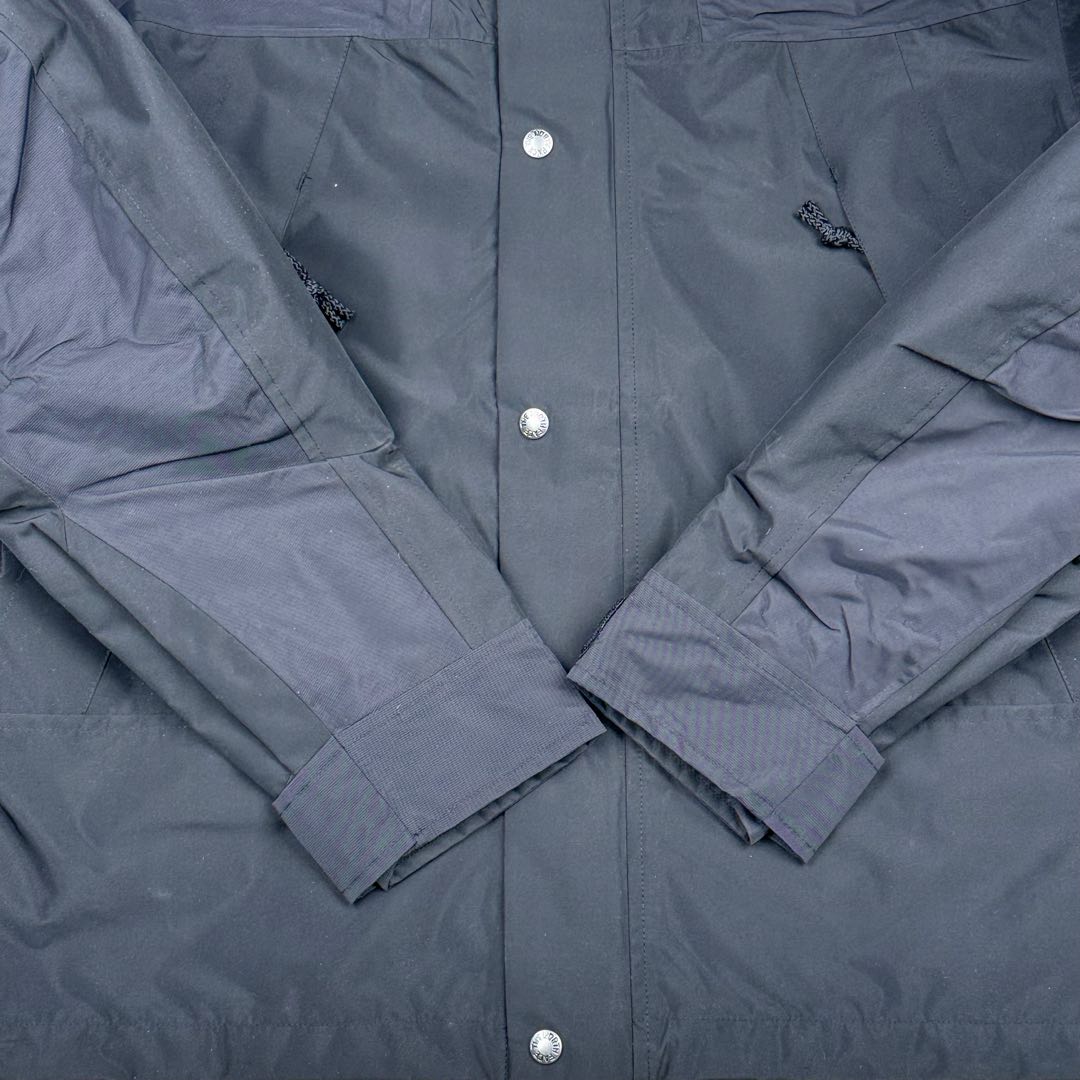 图片[7]-THE NORTH FACE 北面1990系列 FW23 ECO Gore-tex 撞色单排扣连帽休闲户外硬壳防水防风冲锋衣 男女同款 材料清单： 1、\\t防水为国际ISO标准90（ISO4）级别达到荷叶水珠滚动效果！ 2、\\t面料：面料表层做超高强度防水，内层覆膜，所以到达三层防水的效果，使成衣具有防水防污透气的出色户外效果。 3、\\t内里：冰丝锦纶清爽透气。区别市面低端版本。 4、刺绣：进口田岛刺绣工整立体，饱满度立体感以及每个字母的神韵特点，一笔一划工工整整立体效果强烈， 5、辅料：全衣原厂YKK拉链，可承受10万次拉力磨损，原厂魔术贴。开模定制五金配件，字体清晰立体 ，6颗纽扣方向全部一致，水洗标二维码与zp一致可扫，给你最细节的还原！ 6、面料经过多次调整，还原原厂褶皱工艺，对版对型，独家定制面料，定制定染与ZP一致，细节一致，上身效果好，给你最具性价比选择！尺码：XS～XXL-选品中心