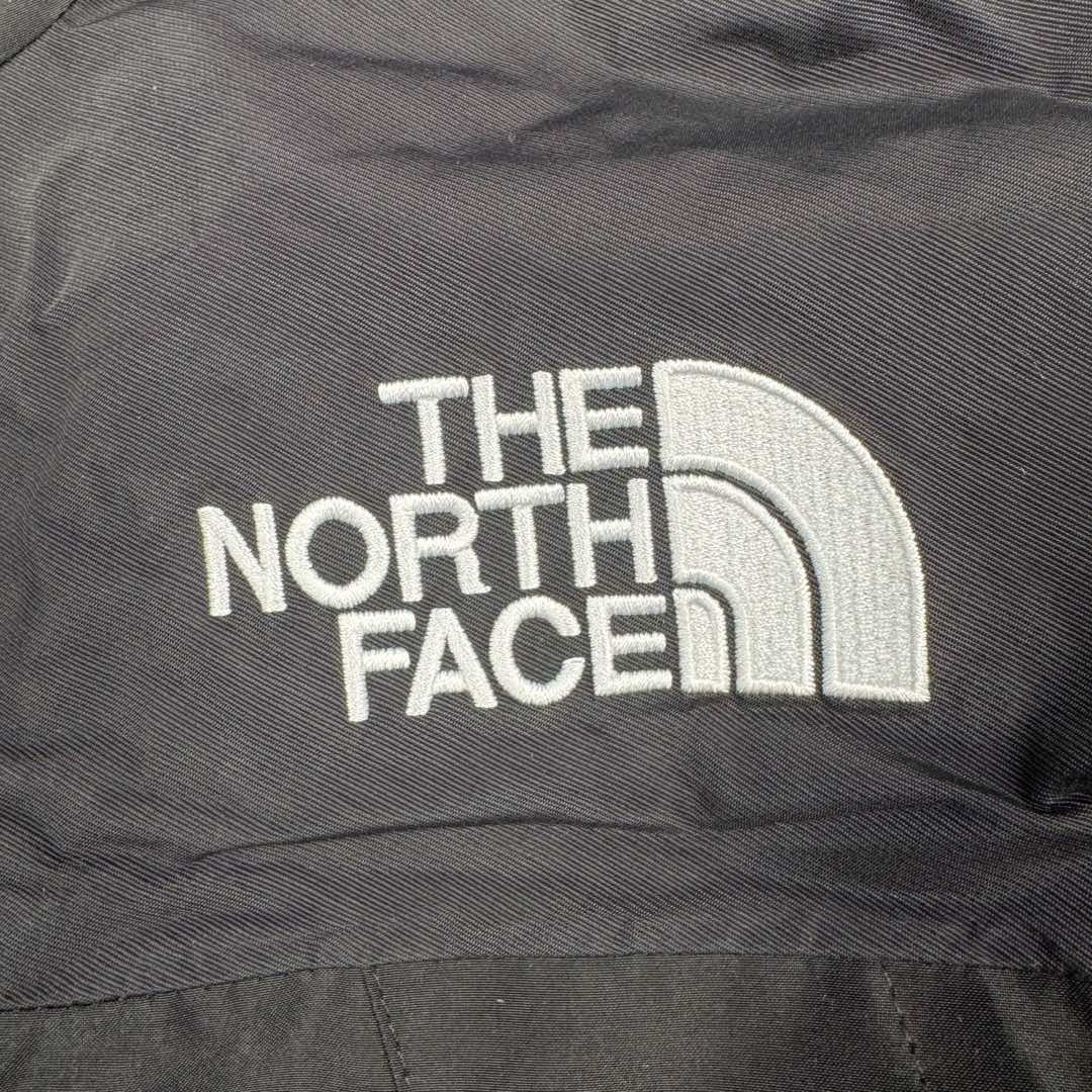 图片[10]-THE NORTH FACE 北面1990系列 FW23 ECO Gore-tex 撞色单排扣连帽休闲户外硬壳防水防风冲锋衣 男女同款 材料清单： 1、\\t防水为国际ISO标准90（ISO4）级别达到荷叶水珠滚动效果！ 2、\\t面料：面料表层做超高强度防水，内层覆膜，所以到达三层防水的效果，使成衣具有防水防污透气的出色户外效果。 3、\\t内里：冰丝锦纶清爽透气。区别市面低端版本。 4、刺绣：进口田岛刺绣工整立体，饱满度立体感以及每个字母的神韵特点，一笔一划工工整整立体效果强烈， 5、辅料：全衣原厂YKK拉链，可承受10万次拉力磨损，原厂魔术贴。开模定制五金配件，字体清晰立体 ，6颗纽扣方向全部一致，水洗标二维码与zp一致可扫，给你最细节的还原！ 6、面料经过多次调整，还原原厂褶皱工艺，对版对型，独家定制面料，定制定染与ZP一致，细节一致，上身效果好，给你最具性价比选择！尺码：XS～XXL-选品中心