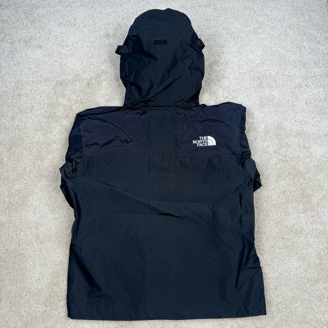 图片[3]-THE NORTH FACE 北面1990系列 FW23 ECO Gore-tex 撞色单排扣连帽休闲户外硬壳防水防风冲锋衣 男女同款 材料清单： 1、\\t防水为国际ISO标准90（ISO4）级别达到荷叶水珠滚动效果！ 2、\\t面料：面料表层做超高强度防水，内层覆膜，所以到达三层防水的效果，使成衣具有防水防污透气的出色户外效果。 3、\\t内里：冰丝锦纶清爽透气。区别市面低端版本。 4、刺绣：进口田岛刺绣工整立体，饱满度立体感以及每个字母的神韵特点，一笔一划工工整整立体效果强烈， 5、辅料：全衣原厂YKK拉链，可承受10万次拉力磨损，原厂魔术贴。开模定制五金配件，字体清晰立体 ，6颗纽扣方向全部一致，水洗标二维码与zp一致可扫，给你最细节的还原！ 6、面料经过多次调整，还原原厂褶皱工艺，对版对型，独家定制面料，定制定染与ZP一致，细节一致，上身效果好，给你最具性价比选择！尺码：XS～XXL-选品中心