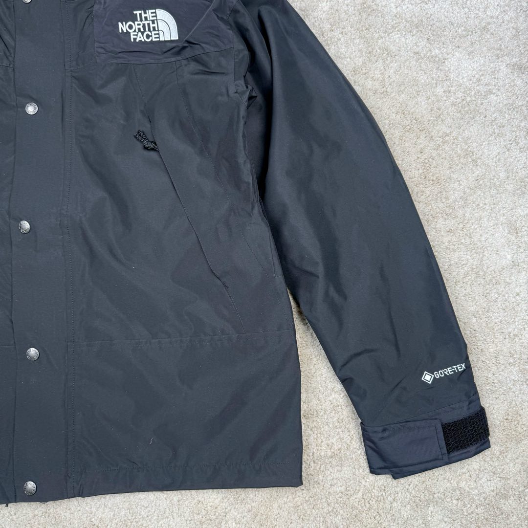 图片[6]-THE NORTH FACE 北面1990系列 FW23 ECO Gore-tex 撞色单排扣连帽休闲户外硬壳防水防风冲锋衣 男女同款 材料清单： 1、\\t防水为国际ISO标准90（ISO4）级别达到荷叶水珠滚动效果！ 2、\\t面料：面料表层做超高强度防水，内层覆膜，所以到达三层防水的效果，使成衣具有防水防污透气的出色户外效果。 3、\\t内里：冰丝锦纶清爽透气。区别市面低端版本。 4、刺绣：进口田岛刺绣工整立体，饱满度立体感以及每个字母的神韵特点，一笔一划工工整整立体效果强烈， 5、辅料：全衣原厂YKK拉链，可承受10万次拉力磨损，原厂魔术贴。开模定制五金配件，字体清晰立体 ，6颗纽扣方向全部一致，水洗标二维码与zp一致可扫，给你最细节的还原！ 6、面料经过多次调整，还原原厂褶皱工艺，对版对型，独家定制面料，定制定染与ZP一致，细节一致，上身效果好，给你最具性价比选择！尺码：XS～XXL-选品中心