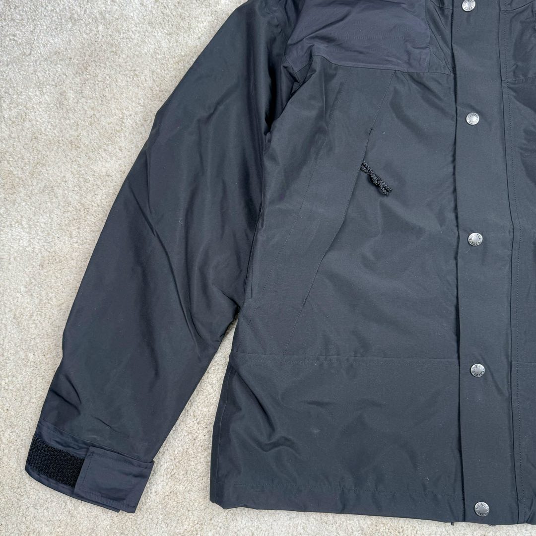 图片[5]-THE NORTH FACE 北面1990系列 FW23 ECO Gore-tex 撞色单排扣连帽休闲户外硬壳防水防风冲锋衣 男女同款 材料清单： 1、\\t防水为国际ISO标准90（ISO4）级别达到荷叶水珠滚动效果！ 2、\\t面料：面料表层做超高强度防水，内层覆膜，所以到达三层防水的效果，使成衣具有防水防污透气的出色户外效果。 3、\\t内里：冰丝锦纶清爽透气。区别市面低端版本。 4、刺绣：进口田岛刺绣工整立体，饱满度立体感以及每个字母的神韵特点，一笔一划工工整整立体效果强烈， 5、辅料：全衣原厂YKK拉链，可承受10万次拉力磨损，原厂魔术贴。开模定制五金配件，字体清晰立体 ，6颗纽扣方向全部一致，水洗标二维码与zp一致可扫，给你最细节的还原！ 6、面料经过多次调整，还原原厂褶皱工艺，对版对型，独家定制面料，定制定染与ZP一致，细节一致，上身效果好，给你最具性价比选择！尺码：XS～XXL-选品中心