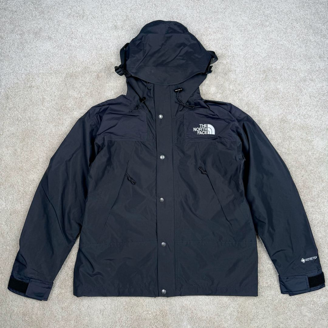 THE NORTH FACE 北面1990系列 FW23 ECO Gore-tex 撞色单排扣连帽休闲户外硬壳防水防风冲锋衣 男女同款 材料清单： 1、\\t防水为国际ISO标准90（ISO4）级别达到荷叶水珠滚动效果！ 2、\\t面料：面料表层做超高强度防水，内层覆膜，所以到达三层防水的效果，使成衣具有防水防污透气的出色户外效果。 3、\\t内里：冰丝锦纶清爽透气。区别市面低端版本。 4、刺绣：进口田岛刺绣工整立体，饱满度立体感以及每个字母的神韵特点，一笔一划工工整整立体效果强烈， 5、辅料：全衣原厂YKK拉链，可承受10万次拉力磨损，原厂魔术贴。开模定制五金配件，字体清晰立体 ，6颗纽扣方向全部一致，水洗标二维码与zp一致可扫，给你最细节的还原！ 6、面料经过多次调整，还原原厂褶皱工艺，对版对型，独家定制面料，定制定染与ZP一致，细节一致，上身效果好，给你最具性价比选择！尺码：XS～XXL-选品中心