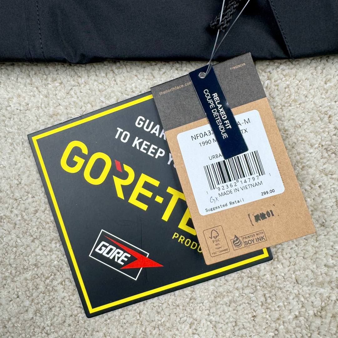 图片[12]-THE NORTH FACE 北面1990系列 FW23 ECO Gore-tex 撞色单排扣连帽休闲户外硬壳防水防风冲锋衣 男女同款 材料清单： 1、\\t防水为国际ISO标准90（ISO4）级别达到荷叶水珠滚动效果！ 2、\\t面料：面料表层做超高强度防水，内层覆膜，所以到达三层防水的效果，使成衣具有防水防污透气的出色户外效果。 3、\\t内里：冰丝锦纶清爽透气。区别市面低端版本。 4、刺绣：进口田岛刺绣工整立体，饱满度立体感以及每个字母的神韵特点，一笔一划工工整整立体效果强烈， 5、辅料：全衣原厂YKK拉链，可承受10万次拉力磨损，原厂魔术贴。开模定制五金配件，字体清晰立体 ，6颗纽扣方向全部一致，水洗标二维码与zp一致可扫，给你最细节的还原！ 6、面料经过多次调整，还原原厂褶皱工艺，对版对型，独家定制面料，定制定染与ZP一致，细节一致，上身效果好，给你最具性价比选择！尺码：XS～XXL-选品中心
