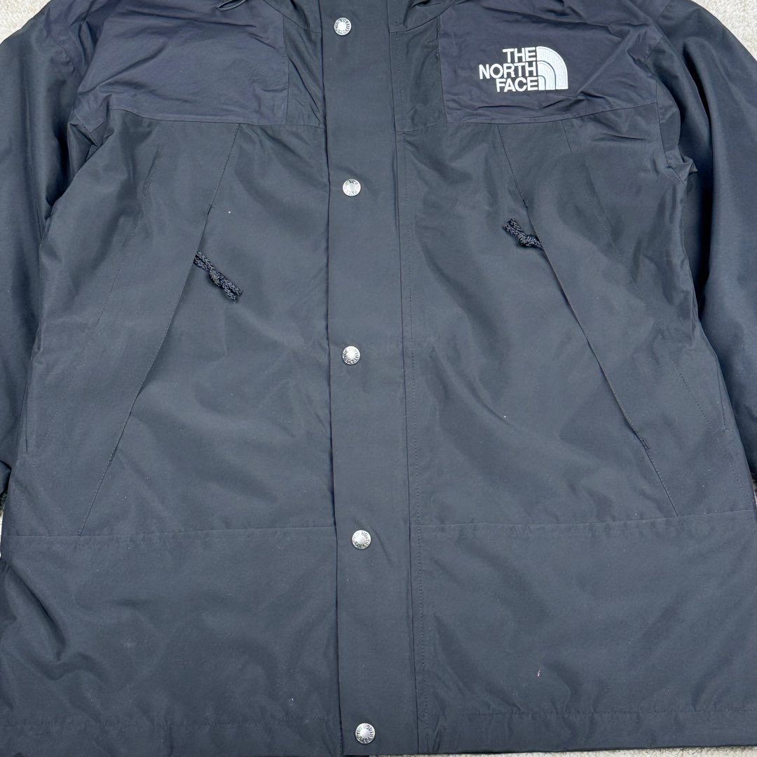图片[8]-THE NORTH FACE 北面1990系列 FW23 ECO Gore-tex 撞色单排扣连帽休闲户外硬壳防水防风冲锋衣 男女同款 材料清单： 1、\\t防水为国际ISO标准90（ISO4）级别达到荷叶水珠滚动效果！ 2、\\t面料：面料表层做超高强度防水，内层覆膜，所以到达三层防水的效果，使成衣具有防水防污透气的出色户外效果。 3、\\t内里：冰丝锦纶清爽透气。区别市面低端版本。 4、刺绣：进口田岛刺绣工整立体，饱满度立体感以及每个字母的神韵特点，一笔一划工工整整立体效果强烈， 5、辅料：全衣原厂YKK拉链，可承受10万次拉力磨损，原厂魔术贴。开模定制五金配件，字体清晰立体 ，6颗纽扣方向全部一致，水洗标二维码与zp一致可扫，给你最细节的还原！ 6、面料经过多次调整，还原原厂褶皱工艺，对版对型，独家定制面料，定制定染与ZP一致，细节一致，上身效果好，给你最具性价比选择！尺码：XS～XXL-选品中心