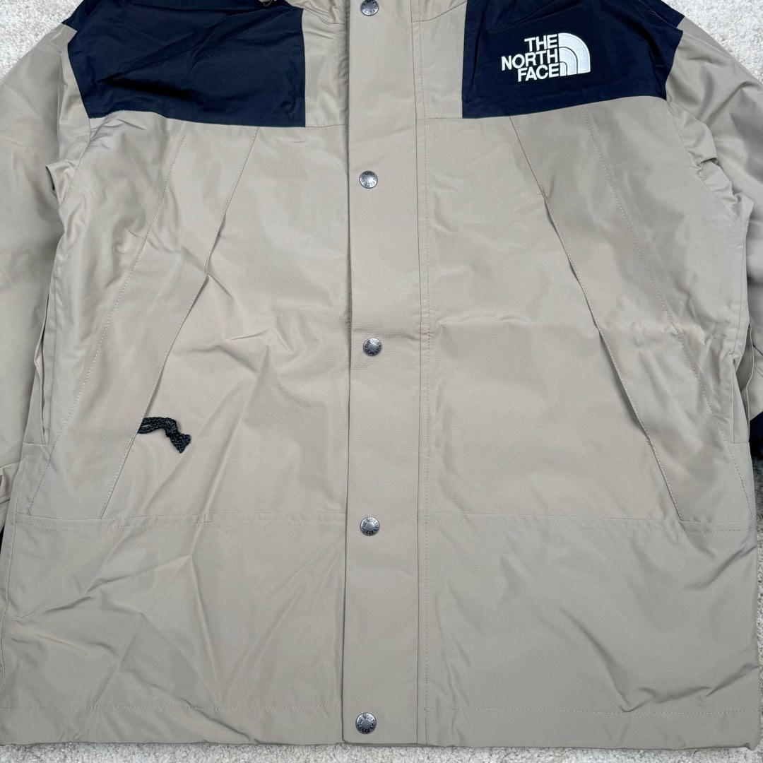 图片[8]-THE NORTH FACE 北面1990系列 FW23 ECO Gore-tex 撞色单排扣连帽休闲户外硬壳防水防风冲锋衣 男女同款 材料清单： 1、\\t防水为国际ISO标准90（ISO4）级别达到荷叶水珠滚动效果！ 2、\\t面料：面料表层做超高强度防水，内层覆膜，所以到达三层防水的效果，使成衣具有防水防污透气的出色户外效果。 3、\\t内里：冰丝锦纶清爽透气。区别市面低端版本。 4、刺绣：进口田岛刺绣工整立体，饱满度立体感以及每个字母的神韵特点，一笔一划工工整整立体效果强烈， 5、辅料：全衣原厂YKK拉链，可承受10万次拉力磨损，原厂魔术贴。开模定制五金配件，字体清晰立体 ，6颗纽扣方向全部一致，水洗标二维码与zp一致可扫，给你最细节的还原！ 6、面料经过多次调整，还原原厂褶皱工艺，对版对型，独家定制面料，定制定染与ZP一致，细节一致，上身效果好，给你最具性价比选择！尺码：XS～XXL-选品中心