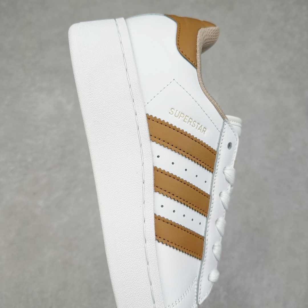 图片[6]-＃特价福利 AD Originals Superstar 经典复古贝壳头厚底板鞋 诞生于1969年 是第一双将全皮面鞋 身与橡胶鞋头结合在一起的低帮篮球鞋 Superstar最开始 是作为高帮篮球鞋Pro Model的低帮版本而出现的 但因为其独特和醒目的橡胶鞋头造型而让大家熟知 被大家形象地称为\\\”shelltoe\\\”贝壳头 在70年代的美国职业篮球场上 接近3/4的NBA球员都将这双Superstar作为场上用鞋 80年代之后 经过不断的改良和发展 Superstar逐渐成为横跨时装、音乐、街头文化、休闲和运动等各大领域的时尚潮鞋 尺码：35.5 36 36.5 37 38 38.5 39 40 40.5 41 42 42.5 43 44 44.5 45-选品中心