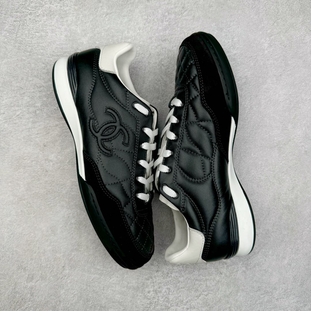 图片[3]-＃GD广顶 CHANEL香奈儿 24S德训鞋平底系带圆头菱格风四季休闲百搭款 原版开模 凹凸感超强 线条紧致🎀全新礼盒包装 细节拉满 环保太空革组合呼吸网织布鞋面材质 欧索莱环保去臭环型组合鞋垫 采用进口TPU大底 官方同步2024 最新礼盒包装 尺码：35 36 37 38 39 40-选品中心