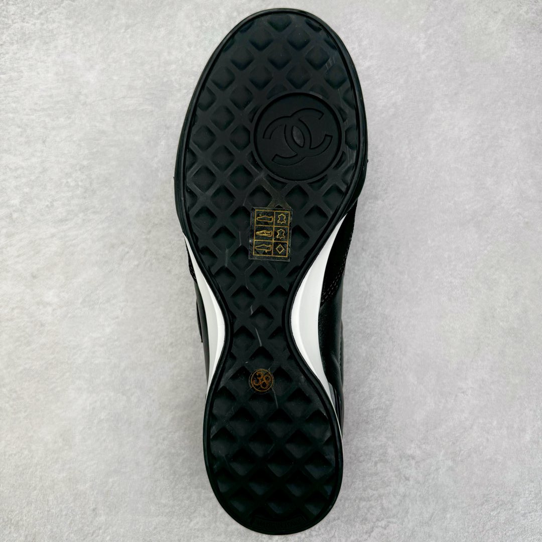 图片[9]-＃GD广顶 CHANEL香奈儿 24S德训鞋平底系带圆头菱格风四季休闲百搭款 原版开模 凹凸感超强 线条紧致🎀全新礼盒包装 细节拉满 环保太空革组合呼吸网织布鞋面材质 欧索莱环保去臭环型组合鞋垫 采用进口TPU大底 官方同步2024 最新礼盒包装 尺码：35 36 37 38 39 40-选品中心