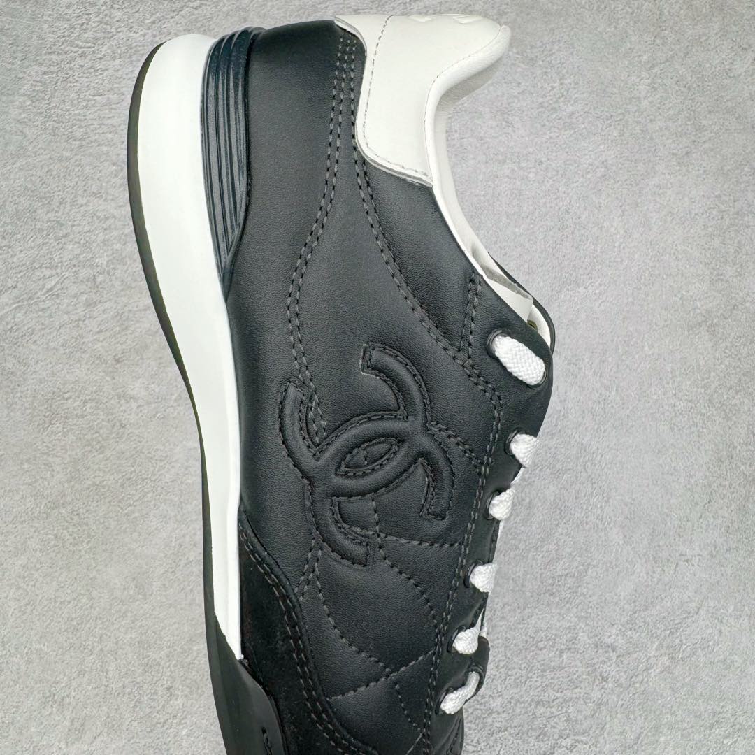 图片[6]-＃GD广顶 CHANEL香奈儿 24S德训鞋平底系带圆头菱格风四季休闲百搭款 原版开模 凹凸感超强 线条紧致🎀全新礼盒包装 细节拉满 环保太空革组合呼吸网织布鞋面材质 欧索莱环保去臭环型组合鞋垫 采用进口TPU大底 官方同步2024 最新礼盒包装 尺码：35 36 37 38 39 40-选品中心