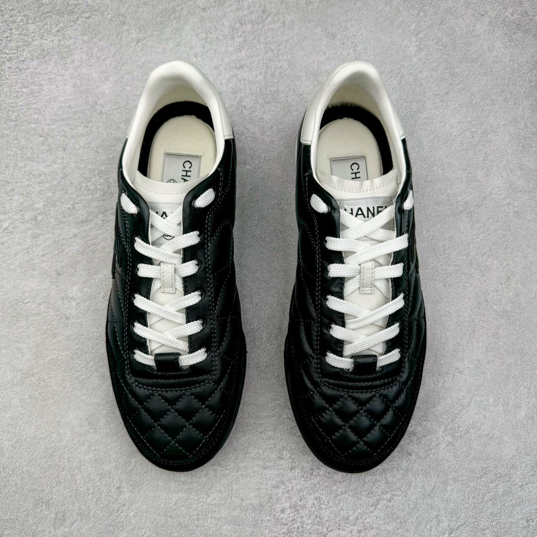 图片[2]-＃GD广顶 CHANEL香奈儿 24S德训鞋平底系带圆头菱格风四季休闲百搭款 原版开模 凹凸感超强 线条紧致🎀全新礼盒包装 细节拉满 环保太空革组合呼吸网织布鞋面材质 欧索莱环保去臭环型组合鞋垫 采用进口TPU大底 官方同步2024 最新礼盒包装 尺码：35 36 37 38 39 40-选品中心
