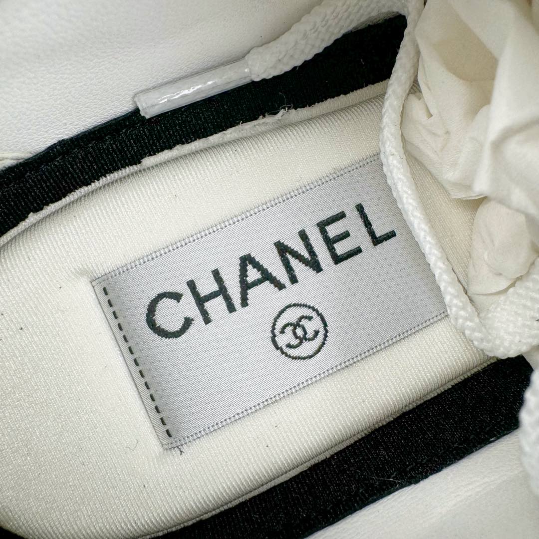 图片[13]-＃GD广顶 CHANEL香奈儿 24S德训鞋平底系带圆头菱格风四季休闲百搭款 原版开模 凹凸感超强 线条紧致🎀全新礼盒包装 细节拉满 环保太空革组合呼吸网织布鞋面材质 欧索莱环保去臭环型组合鞋垫 采用进口TPU大底 官方同步2024 最新礼盒包装 尺码：35 36 37 38 39 40-选品中心