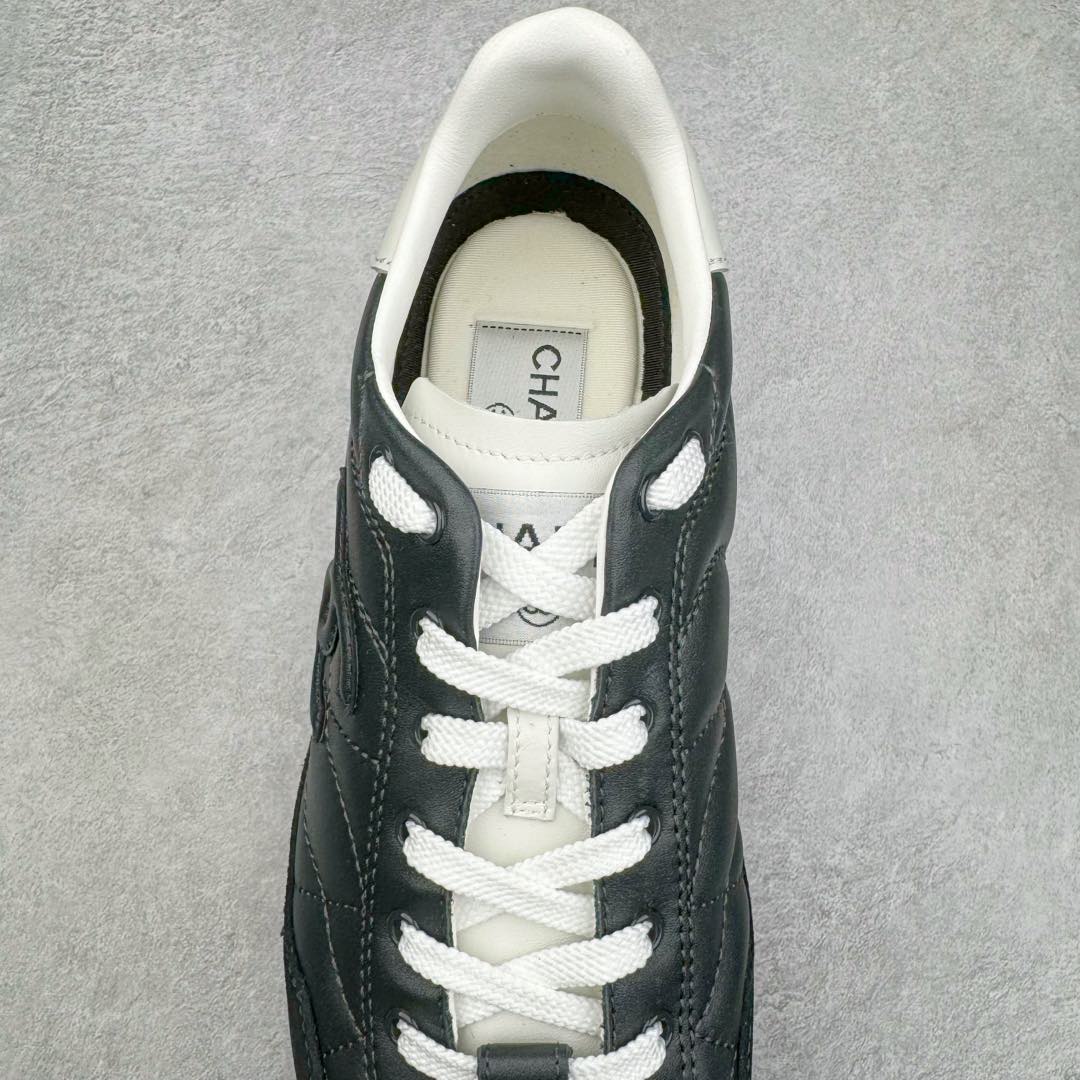 图片[5]-＃GD广顶 CHANEL香奈儿 24S德训鞋平底系带圆头菱格风四季休闲百搭款 原版开模 凹凸感超强 线条紧致🎀全新礼盒包装 细节拉满 环保太空革组合呼吸网织布鞋面材质 欧索莱环保去臭环型组合鞋垫 采用进口TPU大底 官方同步2024 最新礼盒包装 尺码：35 36 37 38 39 40-选品中心