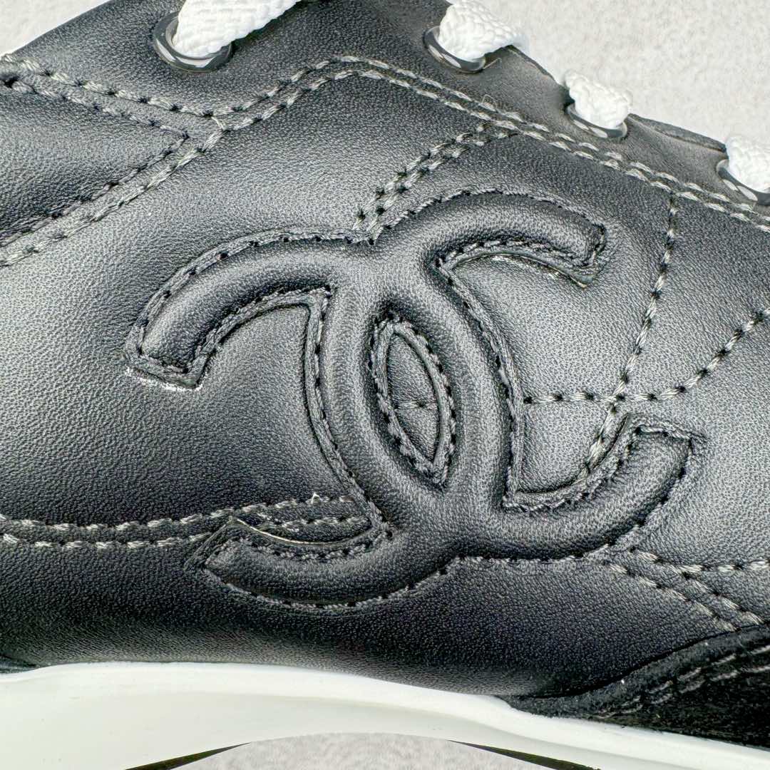 图片[18]-＃GD广顶 CHANEL香奈儿 24S德训鞋平底系带圆头菱格风四季休闲百搭款 原版开模 凹凸感超强 线条紧致🎀全新礼盒包装 细节拉满 环保太空革组合呼吸网织布鞋面材质 欧索莱环保去臭环型组合鞋垫 采用进口TPU大底 官方同步2024 最新礼盒包装 尺码：35 36 37 38 39 40-选品中心