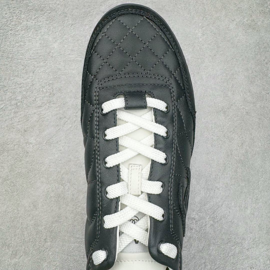 图片[4]-＃GD广顶 CHANEL香奈儿 24S德训鞋平底系带圆头菱格风四季休闲百搭款 原版开模 凹凸感超强 线条紧致🎀全新礼盒包装 细节拉满 环保太空革组合呼吸网织布鞋面材质 欧索莱环保去臭环型组合鞋垫 采用进口TPU大底 官方同步2024 最新礼盒包装 尺码：35 36 37 38 39 40-选品中心