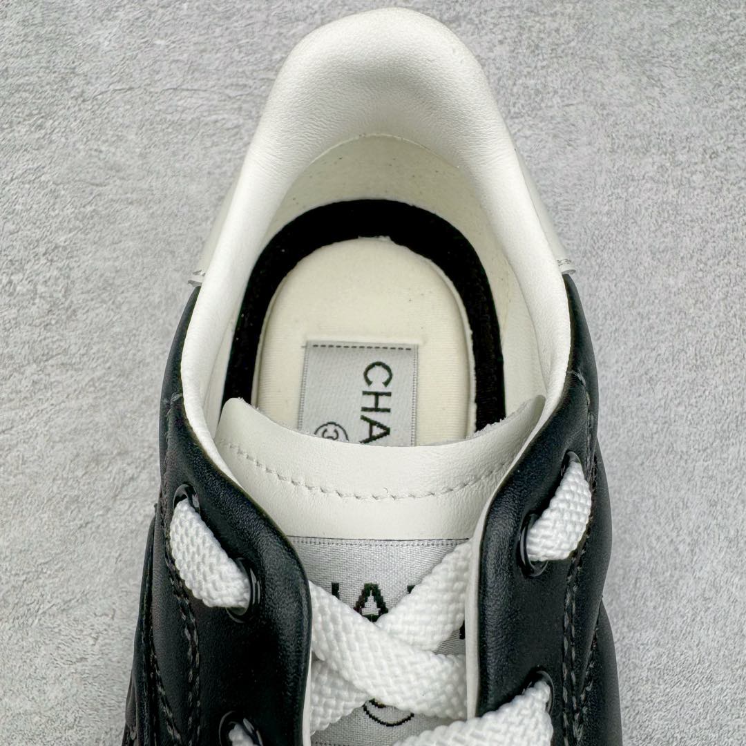 图片[14]-＃GD广顶 CHANEL香奈儿 24S德训鞋平底系带圆头菱格风四季休闲百搭款 原版开模 凹凸感超强 线条紧致🎀全新礼盒包装 细节拉满 环保太空革组合呼吸网织布鞋面材质 欧索莱环保去臭环型组合鞋垫 采用进口TPU大底 官方同步2024 最新礼盒包装 尺码：35 36 37 38 39 40-选品中心