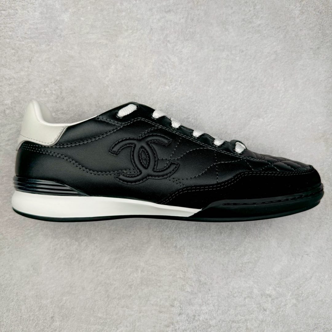 #GD广顶 CHANEL香奈儿 24S德训鞋平底系带圆头菱格风四季休闲百搭款 原版开模 凹凸感超强 线条紧致🎀全新礼盒包装 细节拉满 环保太空革组合呼吸网织布鞋面材质 欧索莱环保去臭环型组合鞋垫 采用进口TPU大底 官方同步2024 最新礼盒包装 尺码:35 36 37 38 39 40-选品中心