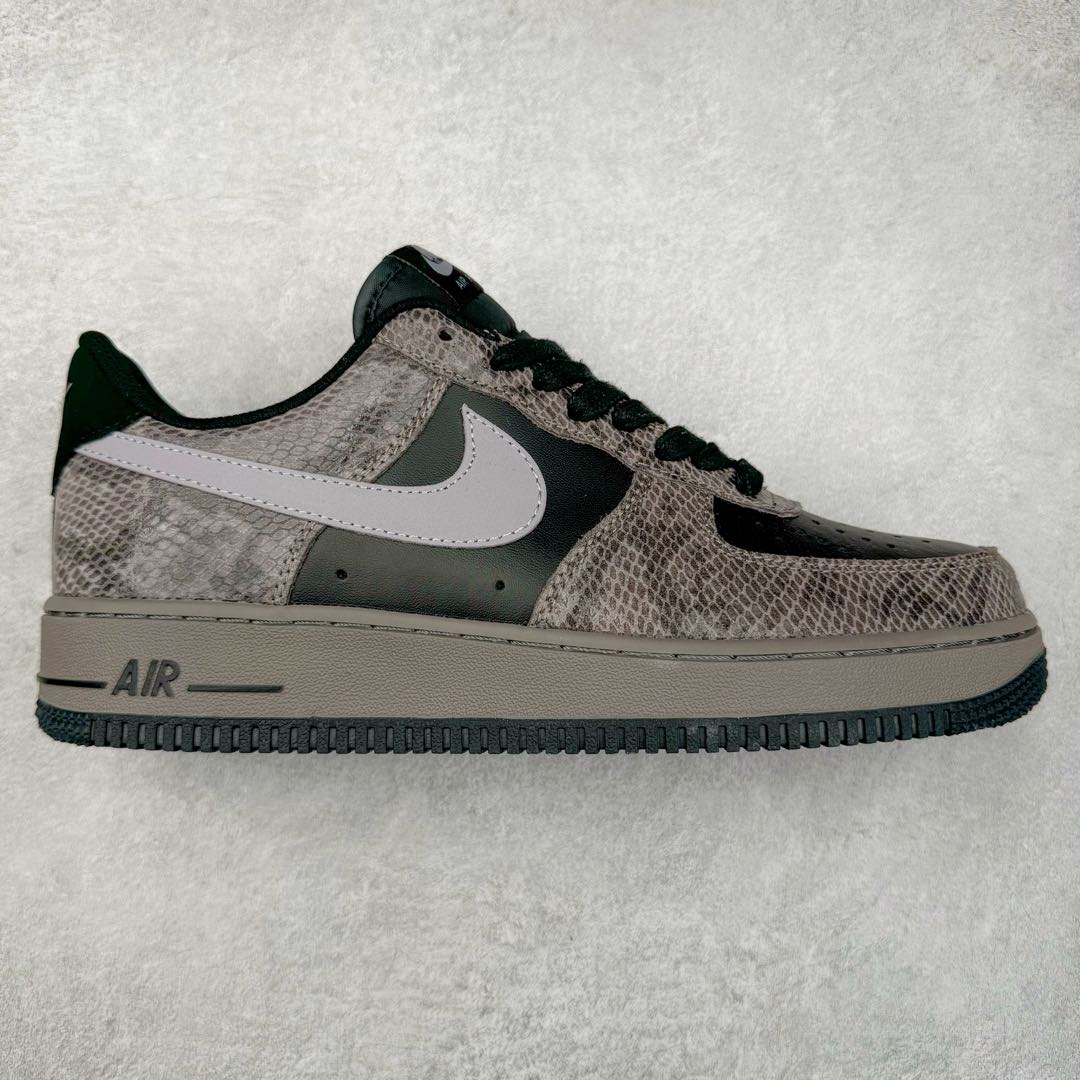 NK Air Force 1´07 Low 空军一号低帮百搭休闲运动板鞋 HF2898-001 柔软、弹性十足的缓震性能和出色的中底设计 横跨复古与现代的外型结合 造就出风靡全球 三十多年的Force 1 直到今天还深受青睐 尺码：36 36.5 37.5 38 38.5 39 40 40.5 41 42 42.5 43 44 44.5 45-选品中心