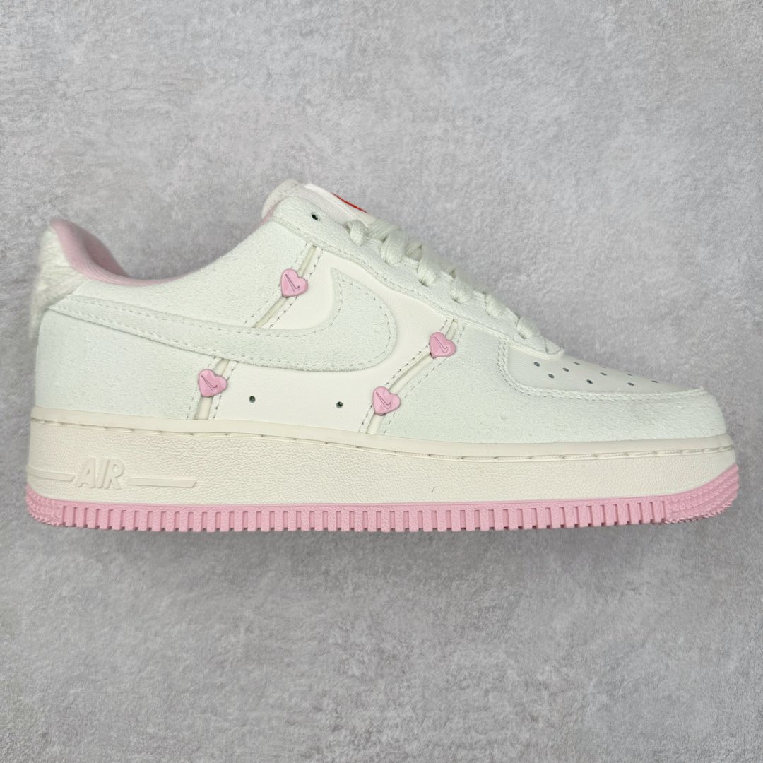 NK Air Force 1´07 Low 空军一号低帮百搭休闲运动板鞋 HV5992-111 柔软、弹性十足的缓震性能和出色的中底设计 横跨复古与现代的外型结合 造就出风靡全球 三十多年的Force 1 直到今天还深受青睐 尺码：36 36.5 37.5 38 38.5 39 40 40.5 41 42 42.5 43 44 44.5 45-选品中心