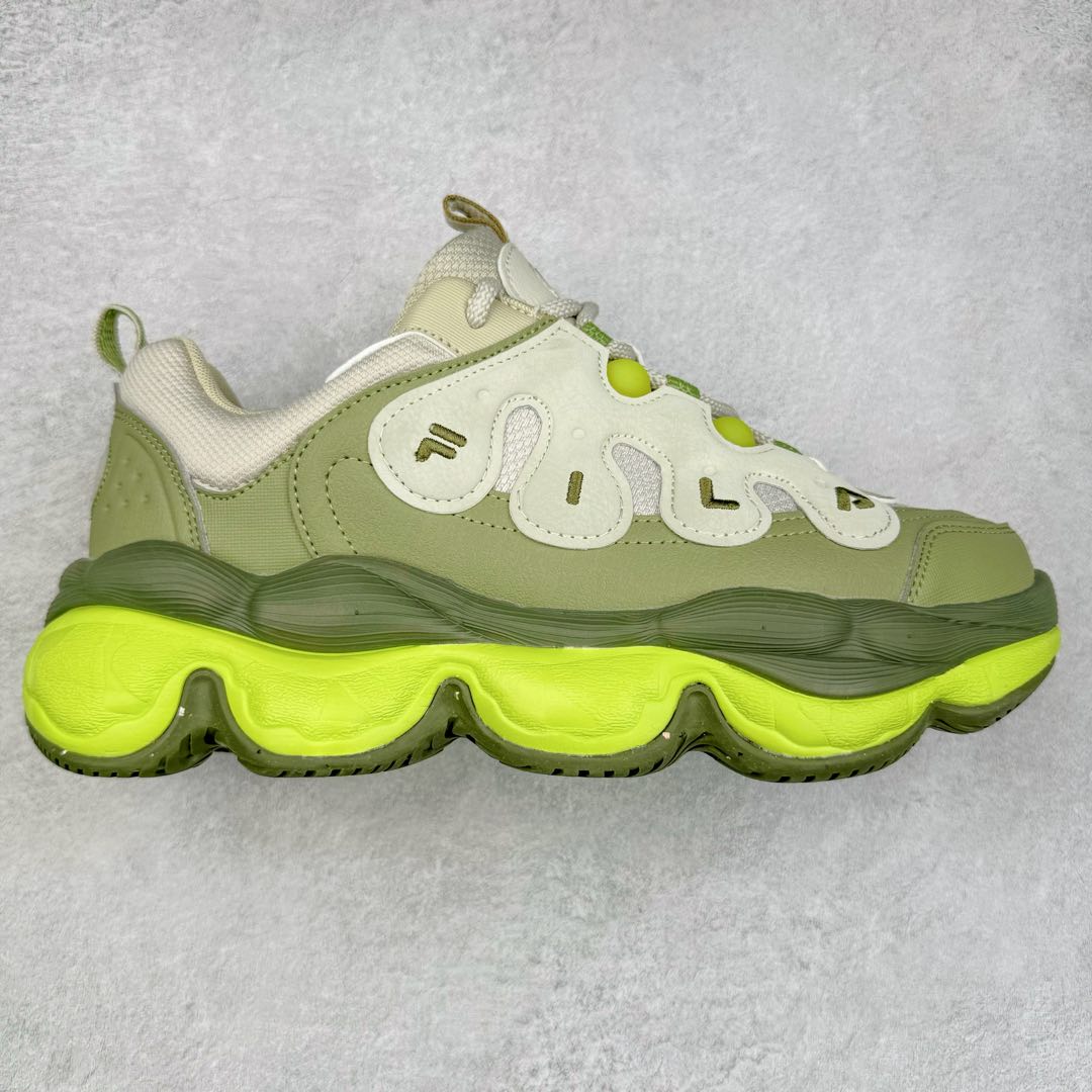 FILA PEASE 斐乐豌豆鞋舒适百搭防滑耐磨低帮生活休闲鞋老爹鞋 FILA的植物系穿搭深谙潮流之道，Clean-Fit的清新风格深深影响着City Boys & Girls。豌豆鞋的外观可谓一眼入魂，设计灵感来源于豌豆荚碱水面包，在鞋廓形保留薄款面包鞋DNA的基础上，发展并创新“面包鞋”风格，如垂挂豆子的鞋面，双层双色中底的鞋底都为这双鞋增添了独特的辨识度。独有的圆鼓豌豆形鞋面设计，鞋面革料做鼓，犹如一颗颗垂挂的豆子，圆润可爱，充满趣味；双层豌豆荚中底设计上层轻能发泡豆荚，下层柔能发泡豌豆形中底，打造圆润软弹、形象有趣的豌豆荚中底。饱满的外形带来温暖质感，上脚圆润，凸显腿部线条，时尚百搭。作为今年秋冬的出街鞋款，实在太合适不过了。豌豆鞋不仅外观令人过目不忘，并且脚感出众，独家的发泡材料提供了轻质软弹的舒适度，即便日行两万步也不会觉得疲惫，同时适应各种穿着场合，轻松搭配各种服饰。尺码：36 36.5 37.5 38 38.5 39 40 40.5 41 42 42.5 43 44 44.5 45-选品中心