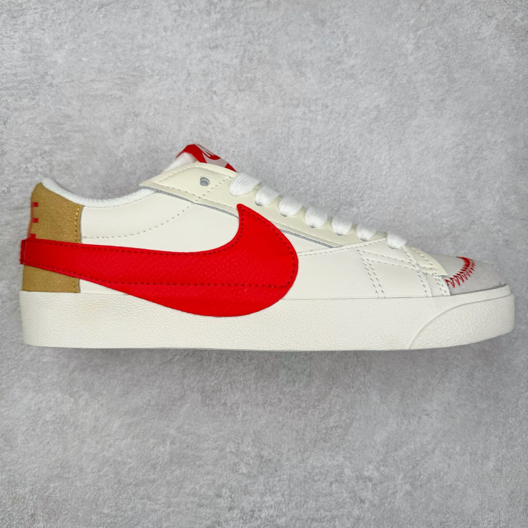 NK Blazer Low \’77 Jumbo 开拓者大钩 DQ1470-005 焕新升级经典 Blazer 鞋款 大号 Swoosh 突出新时代更加张扬的潮流感 对经典的又一次改良升级 大号 Swoosh 设计结合宽大鞋带 符合当下潮流意趣 橡胶外底融入凸起人字形底纹增添几分户外感觉 尺码：36 36.5 37.5 38 38.5 39 40 40.5 41 42 42.5 43 44 44.5 45-选品中心