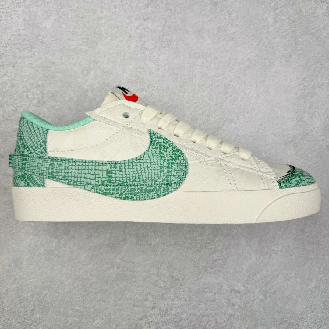 NK Blazer Low \’77 Jumbo 开拓者大钩 DQ1470-005 焕新升级经典 Blazer 鞋款 大号 Swoosh 突出新时代更加张扬的潮流感 对经典的又一次改良升级 大号 Swoosh 设计结合宽大鞋带 符合当下潮流意趣 橡胶外底融入凸起人字形底纹增添几分户外感觉 尺码：36 36.5 37.5 38 38.5 39 40 40.5 41 42 42.5 43 44 44.5 45-选品中心