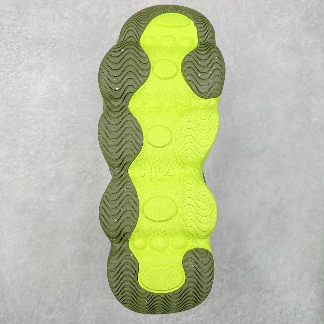 图片[9]-FILA PEASE 斐乐豌豆鞋舒适百搭防滑耐磨低帮生活休闲鞋老爹鞋 FILA的植物系穿搭深谙潮流之道，Clean-Fit的清新风格深深影响着City Boys & Girls。豌豆鞋的外观可谓一眼入魂，设计灵感来源于豌豆荚碱水面包，在鞋廓形保留薄款面包鞋DNA的基础上，发展并创新“面包鞋”风格，如垂挂豆子的鞋面，双层双色中底的鞋底都为这双鞋增添了独特的辨识度。独有的圆鼓豌豆形鞋面设计，鞋面革料做鼓，犹如一颗颗垂挂的豆子，圆润可爱，充满趣味；双层豌豆荚中底设计上层轻能发泡豆荚，下层柔能发泡豌豆形中底，打造圆润软弹、形象有趣的豌豆荚中底。饱满的外形带来温暖质感，上脚圆润，凸显腿部线条，时尚百搭。作为今年秋冬的出街鞋款，实在太合适不过了。豌豆鞋不仅外观令人过目不忘，并且脚感出众，独家的发泡材料提供了轻质软弹的舒适度，即便日行两万步也不会觉得疲惫，同时适应各种穿着场合，轻松搭配各种服饰。尺码：36 36.5 37.5 38 38.5 39 40 40.5 41 42 42.5 43 44 44.5 45-选品中心