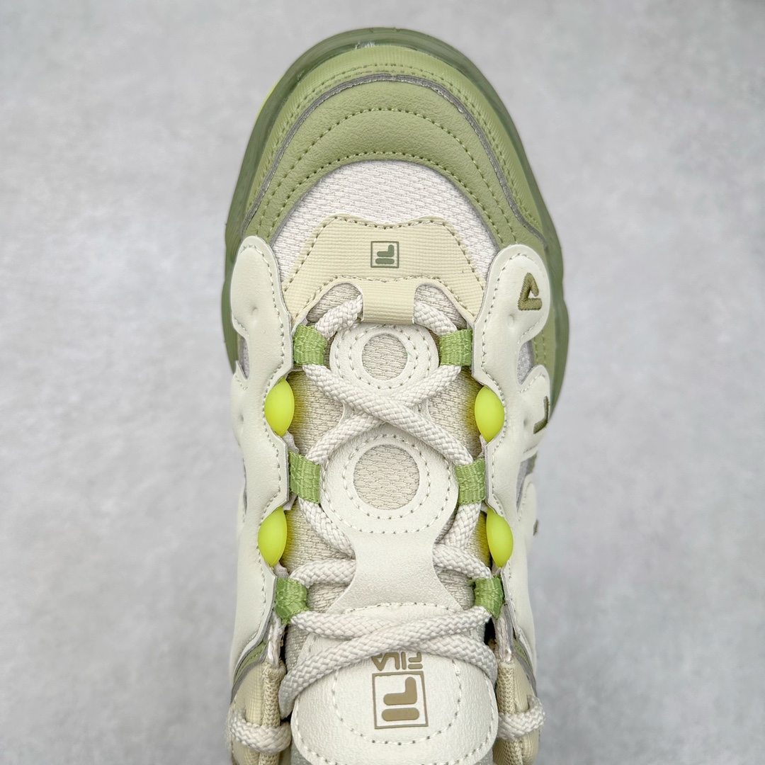 图片[4]-FILA PEASE 斐乐豌豆鞋舒适百搭防滑耐磨低帮生活休闲鞋老爹鞋 FILA的植物系穿搭深谙潮流之道，Clean-Fit的清新风格深深影响着City Boys & Girls。豌豆鞋的外观可谓一眼入魂，设计灵感来源于豌豆荚碱水面包，在鞋廓形保留薄款面包鞋DNA的基础上，发展并创新“面包鞋”风格，如垂挂豆子的鞋面，双层双色中底的鞋底都为这双鞋增添了独特的辨识度。独有的圆鼓豌豆形鞋面设计，鞋面革料做鼓，犹如一颗颗垂挂的豆子，圆润可爱，充满趣味；双层豌豆荚中底设计上层轻能发泡豆荚，下层柔能发泡豌豆形中底，打造圆润软弹、形象有趣的豌豆荚中底。饱满的外形带来温暖质感，上脚圆润，凸显腿部线条，时尚百搭。作为今年秋冬的出街鞋款，实在太合适不过了。豌豆鞋不仅外观令人过目不忘，并且脚感出众，独家的发泡材料提供了轻质软弹的舒适度，即便日行两万步也不会觉得疲惫，同时适应各种穿着场合，轻松搭配各种服饰。尺码：36 36.5 37.5 38 38.5 39 40 40.5 41 42 42.5 43 44 44.5 45-选品中心