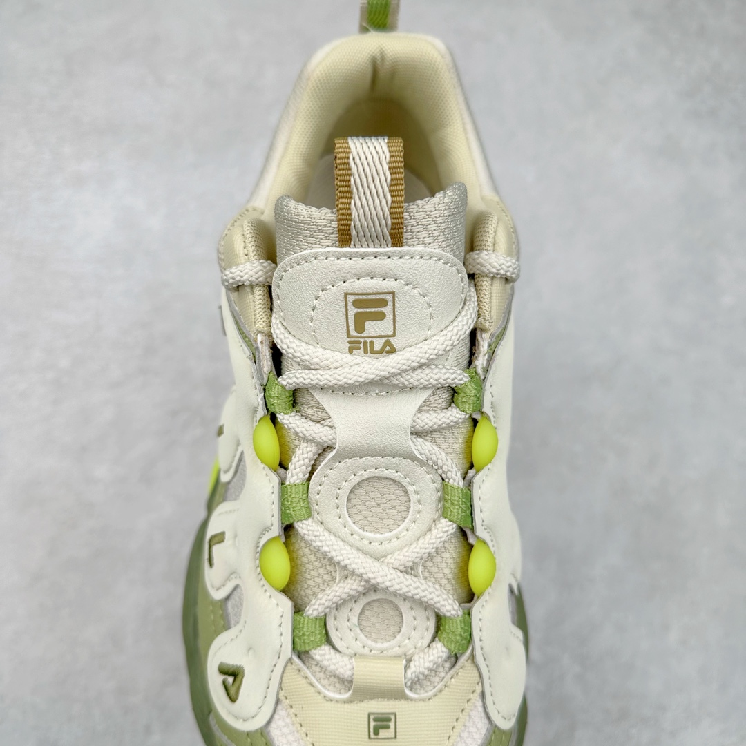 图片[5]-FILA PEASE 斐乐豌豆鞋舒适百搭防滑耐磨低帮生活休闲鞋老爹鞋 FILA的植物系穿搭深谙潮流之道，Clean-Fit的清新风格深深影响着City Boys & Girls。豌豆鞋的外观可谓一眼入魂，设计灵感来源于豌豆荚碱水面包，在鞋廓形保留薄款面包鞋DNA的基础上，发展并创新“面包鞋”风格，如垂挂豆子的鞋面，双层双色中底的鞋底都为这双鞋增添了独特的辨识度。独有的圆鼓豌豆形鞋面设计，鞋面革料做鼓，犹如一颗颗垂挂的豆子，圆润可爱，充满趣味；双层豌豆荚中底设计上层轻能发泡豆荚，下层柔能发泡豌豆形中底，打造圆润软弹、形象有趣的豌豆荚中底。饱满的外形带来温暖质感，上脚圆润，凸显腿部线条，时尚百搭。作为今年秋冬的出街鞋款，实在太合适不过了。豌豆鞋不仅外观令人过目不忘，并且脚感出众，独家的发泡材料提供了轻质软弹的舒适度，即便日行两万步也不会觉得疲惫，同时适应各种穿着场合，轻松搭配各种服饰。尺码：36 36.5 37.5 38 38.5 39 40 40.5 41 42 42.5 43 44 44.5 45-选品中心