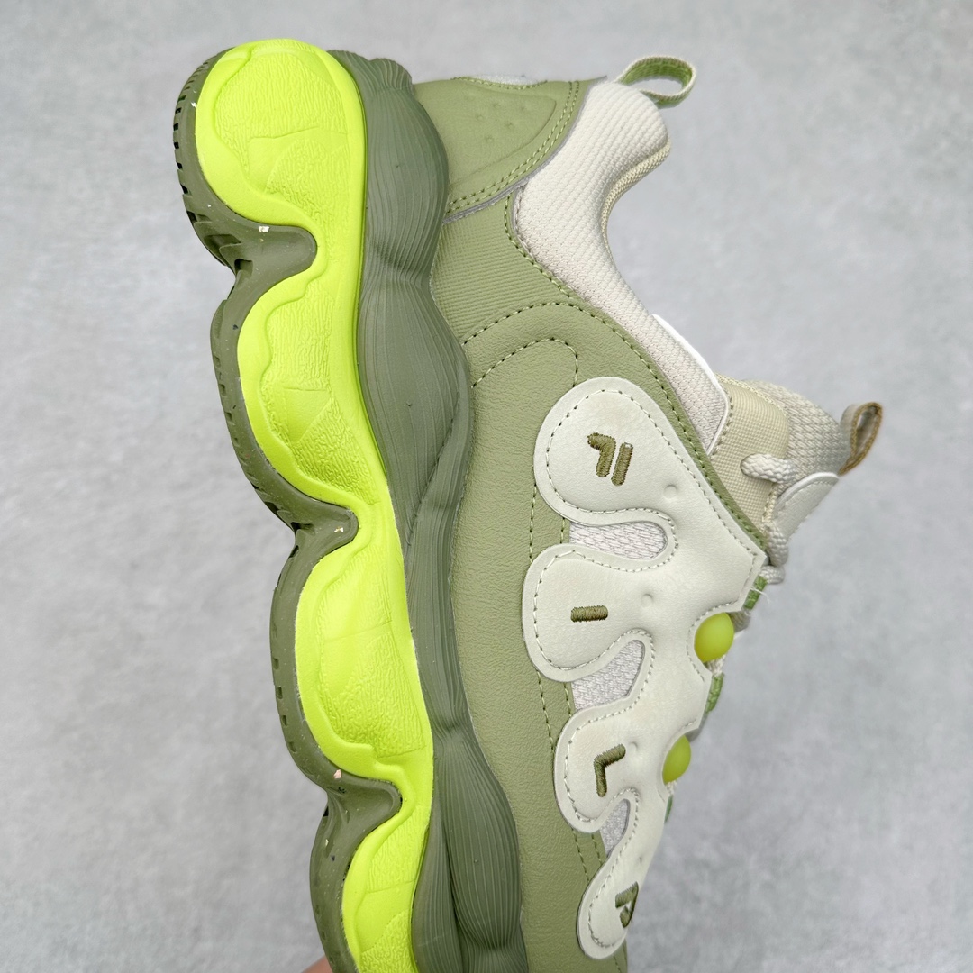 图片[6]-FILA PEASE 斐乐豌豆鞋舒适百搭防滑耐磨低帮生活休闲鞋老爹鞋 FILA的植物系穿搭深谙潮流之道，Clean-Fit的清新风格深深影响着City Boys & Girls。豌豆鞋的外观可谓一眼入魂，设计灵感来源于豌豆荚碱水面包，在鞋廓形保留薄款面包鞋DNA的基础上，发展并创新“面包鞋”风格，如垂挂豆子的鞋面，双层双色中底的鞋底都为这双鞋增添了独特的辨识度。独有的圆鼓豌豆形鞋面设计，鞋面革料做鼓，犹如一颗颗垂挂的豆子，圆润可爱，充满趣味；双层豌豆荚中底设计上层轻能发泡豆荚，下层柔能发泡豌豆形中底，打造圆润软弹、形象有趣的豌豆荚中底。饱满的外形带来温暖质感，上脚圆润，凸显腿部线条，时尚百搭。作为今年秋冬的出街鞋款，实在太合适不过了。豌豆鞋不仅外观令人过目不忘，并且脚感出众，独家的发泡材料提供了轻质软弹的舒适度，即便日行两万步也不会觉得疲惫，同时适应各种穿着场合，轻松搭配各种服饰。尺码：36 36.5 37.5 38 38.5 39 40 40.5 41 42 42.5 43 44 44.5 45-选品中心