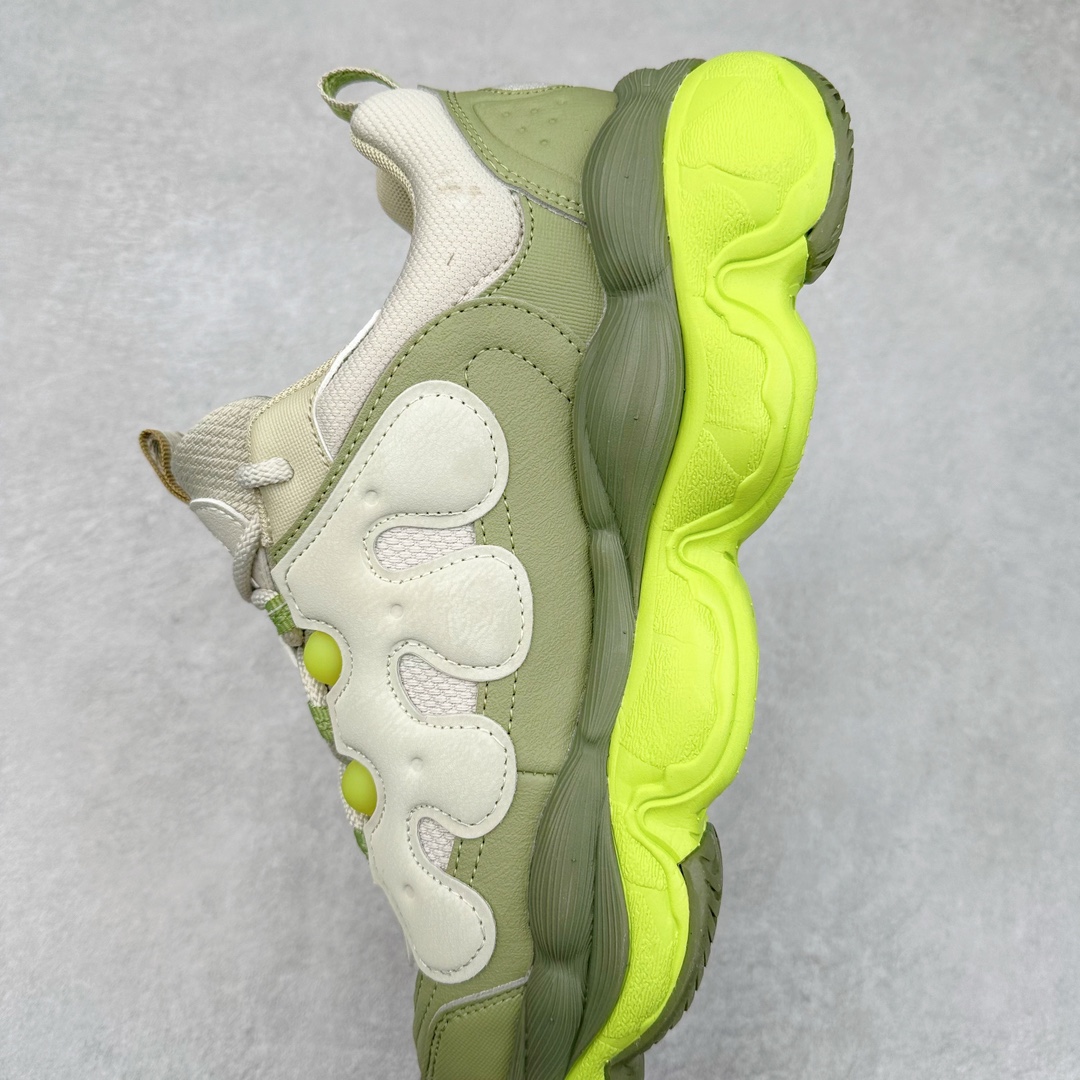 图片[7]-FILA PEASE 斐乐豌豆鞋舒适百搭防滑耐磨低帮生活休闲鞋老爹鞋 FILA的植物系穿搭深谙潮流之道，Clean-Fit的清新风格深深影响着City Boys & Girls。豌豆鞋的外观可谓一眼入魂，设计灵感来源于豌豆荚碱水面包，在鞋廓形保留薄款面包鞋DNA的基础上，发展并创新“面包鞋”风格，如垂挂豆子的鞋面，双层双色中底的鞋底都为这双鞋增添了独特的辨识度。独有的圆鼓豌豆形鞋面设计，鞋面革料做鼓，犹如一颗颗垂挂的豆子，圆润可爱，充满趣味；双层豌豆荚中底设计上层轻能发泡豆荚，下层柔能发泡豌豆形中底，打造圆润软弹、形象有趣的豌豆荚中底。饱满的外形带来温暖质感，上脚圆润，凸显腿部线条，时尚百搭。作为今年秋冬的出街鞋款，实在太合适不过了。豌豆鞋不仅外观令人过目不忘，并且脚感出众，独家的发泡材料提供了轻质软弹的舒适度，即便日行两万步也不会觉得疲惫，同时适应各种穿着场合，轻松搭配各种服饰。尺码：36 36.5 37.5 38 38.5 39 40 40.5 41 42 42.5 43 44 44.5 45-选品中心