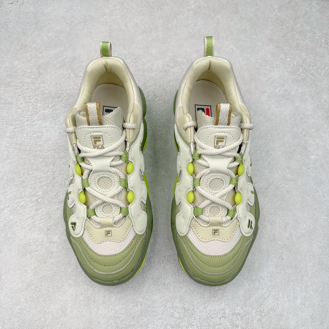 图片[2]-FILA PEASE 斐乐豌豆鞋舒适百搭防滑耐磨低帮生活休闲鞋老爹鞋 FILA的植物系穿搭深谙潮流之道，Clean-Fit的清新风格深深影响着City Boys & Girls。豌豆鞋的外观可谓一眼入魂，设计灵感来源于豌豆荚碱水面包，在鞋廓形保留薄款面包鞋DNA的基础上，发展并创新“面包鞋”风格，如垂挂豆子的鞋面，双层双色中底的鞋底都为这双鞋增添了独特的辨识度。独有的圆鼓豌豆形鞋面设计，鞋面革料做鼓，犹如一颗颗垂挂的豆子，圆润可爱，充满趣味；双层豌豆荚中底设计上层轻能发泡豆荚，下层柔能发泡豌豆形中底，打造圆润软弹、形象有趣的豌豆荚中底。饱满的外形带来温暖质感，上脚圆润，凸显腿部线条，时尚百搭。作为今年秋冬的出街鞋款，实在太合适不过了。豌豆鞋不仅外观令人过目不忘，并且脚感出众，独家的发泡材料提供了轻质软弹的舒适度，即便日行两万步也不会觉得疲惫，同时适应各种穿着场合，轻松搭配各种服饰。尺码：36 36.5 37.5 38 38.5 39 40 40.5 41 42 42.5 43 44 44.5 45-选品中心