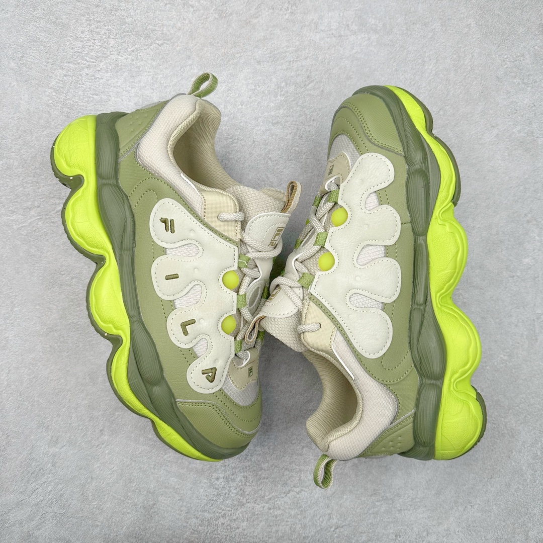 图片[3]-FILA PEASE 斐乐豌豆鞋舒适百搭防滑耐磨低帮生活休闲鞋老爹鞋 FILA的植物系穿搭深谙潮流之道，Clean-Fit的清新风格深深影响着City Boys & Girls。豌豆鞋的外观可谓一眼入魂，设计灵感来源于豌豆荚碱水面包，在鞋廓形保留薄款面包鞋DNA的基础上，发展并创新“面包鞋”风格，如垂挂豆子的鞋面，双层双色中底的鞋底都为这双鞋增添了独特的辨识度。独有的圆鼓豌豆形鞋面设计，鞋面革料做鼓，犹如一颗颗垂挂的豆子，圆润可爱，充满趣味；双层豌豆荚中底设计上层轻能发泡豆荚，下层柔能发泡豌豆形中底，打造圆润软弹、形象有趣的豌豆荚中底。饱满的外形带来温暖质感，上脚圆润，凸显腿部线条，时尚百搭。作为今年秋冬的出街鞋款，实在太合适不过了。豌豆鞋不仅外观令人过目不忘，并且脚感出众，独家的发泡材料提供了轻质软弹的舒适度，即便日行两万步也不会觉得疲惫，同时适应各种穿着场合，轻松搭配各种服饰。尺码：36 36.5 37.5 38 38.5 39 40 40.5 41 42 42.5 43 44 44.5 45-选品中心