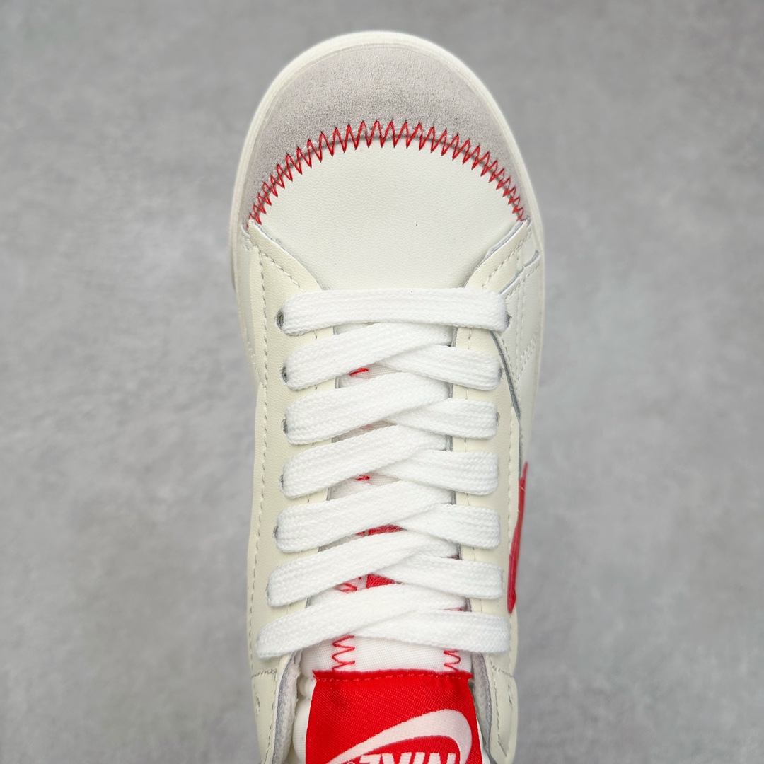 图片[4]-NK Blazer Low \’77 Jumbo 开拓者大钩 DQ1470-005 焕新升级经典 Blazer 鞋款 大号 Swoosh 突出新时代更加张扬的潮流感 对经典的又一次改良升级 大号 Swoosh 设计结合宽大鞋带 符合当下潮流意趣 橡胶外底融入凸起人字形底纹增添几分户外感觉 尺码：36 36.5 37.5 38 38.5 39 40 40.5 41 42 42.5 43 44 44.5 45-选品中心