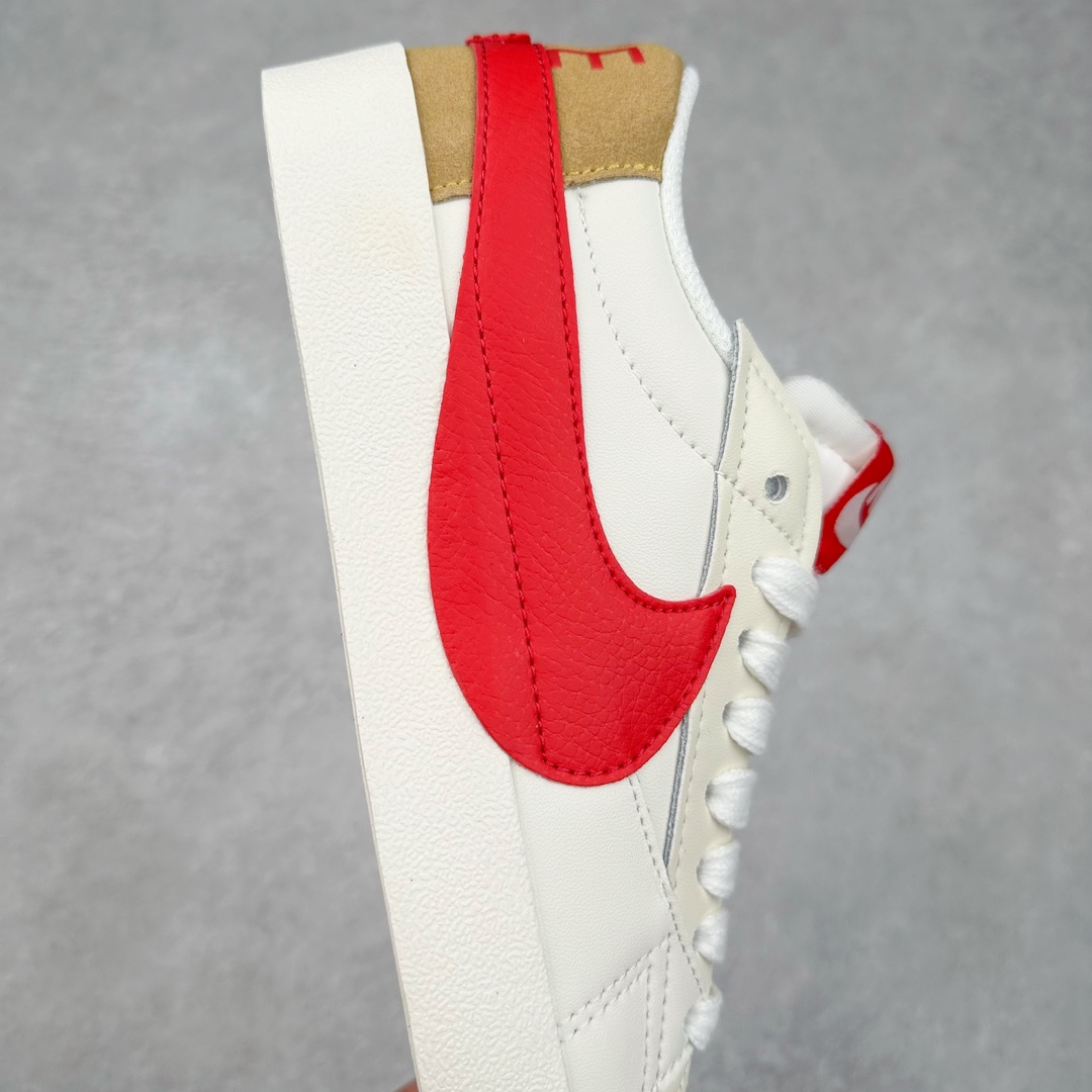 图片[6]-NK Blazer Low \’77 Jumbo 开拓者大钩 DQ1470-005 焕新升级经典 Blazer 鞋款 大号 Swoosh 突出新时代更加张扬的潮流感 对经典的又一次改良升级 大号 Swoosh 设计结合宽大鞋带 符合当下潮流意趣 橡胶外底融入凸起人字形底纹增添几分户外感觉 尺码：36 36.5 37.5 38 38.5 39 40 40.5 41 42 42.5 43 44 44.5 45-选品中心