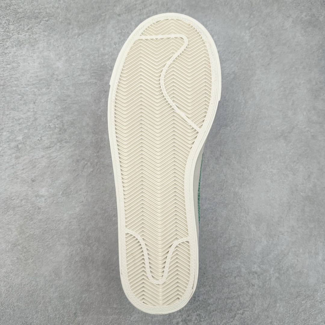 图片[9]-NK Blazer Low \’77 Jumbo 开拓者大钩 DQ1470-005 焕新升级经典 Blazer 鞋款 大号 Swoosh 突出新时代更加张扬的潮流感 对经典的又一次改良升级 大号 Swoosh 设计结合宽大鞋带 符合当下潮流意趣 橡胶外底融入凸起人字形底纹增添几分户外感觉 尺码：36 36.5 37.5 38 38.5 39 40 40.5 41 42 42.5 43 44 44.5 45-选品中心