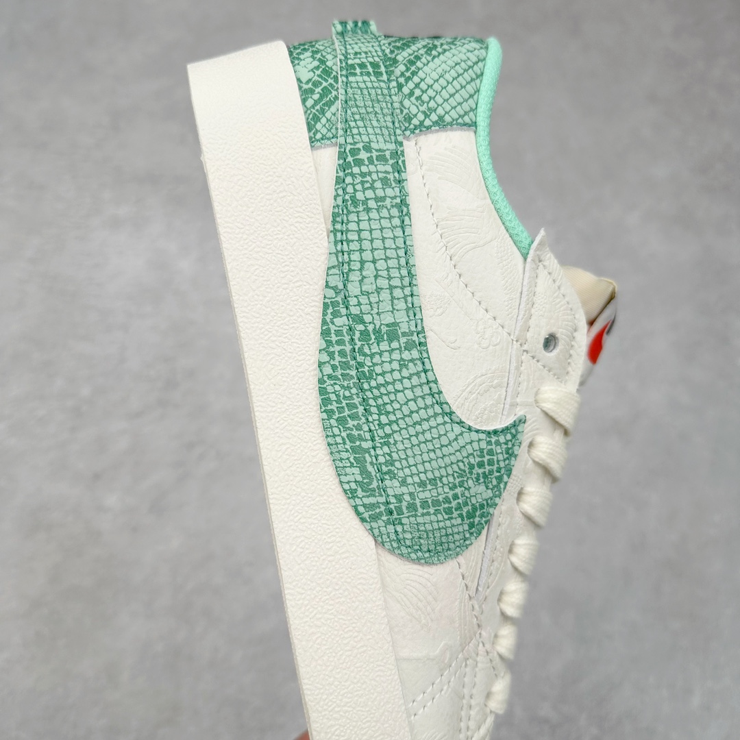 图片[6]-NK Blazer Low \’77 Jumbo 开拓者大钩 DQ1470-005 焕新升级经典 Blazer 鞋款 大号 Swoosh 突出新时代更加张扬的潮流感 对经典的又一次改良升级 大号 Swoosh 设计结合宽大鞋带 符合当下潮流意趣 橡胶外底融入凸起人字形底纹增添几分户外感觉 尺码：36 36.5 37.5 38 38.5 39 40 40.5 41 42 42.5 43 44 44.5 45-选品中心
