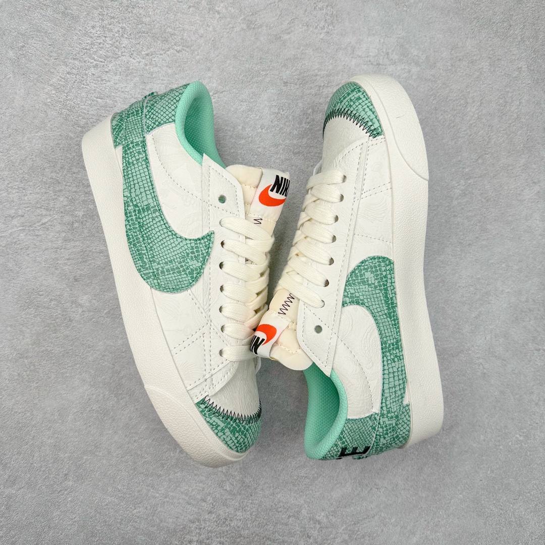 图片[3]-NK Blazer Low \’77 Jumbo 开拓者大钩 DQ1470-005 焕新升级经典 Blazer 鞋款 大号 Swoosh 突出新时代更加张扬的潮流感 对经典的又一次改良升级 大号 Swoosh 设计结合宽大鞋带 符合当下潮流意趣 橡胶外底融入凸起人字形底纹增添几分户外感觉 尺码：36 36.5 37.5 38 38.5 39 40 40.5 41 42 42.5 43 44 44.5 45-选品中心