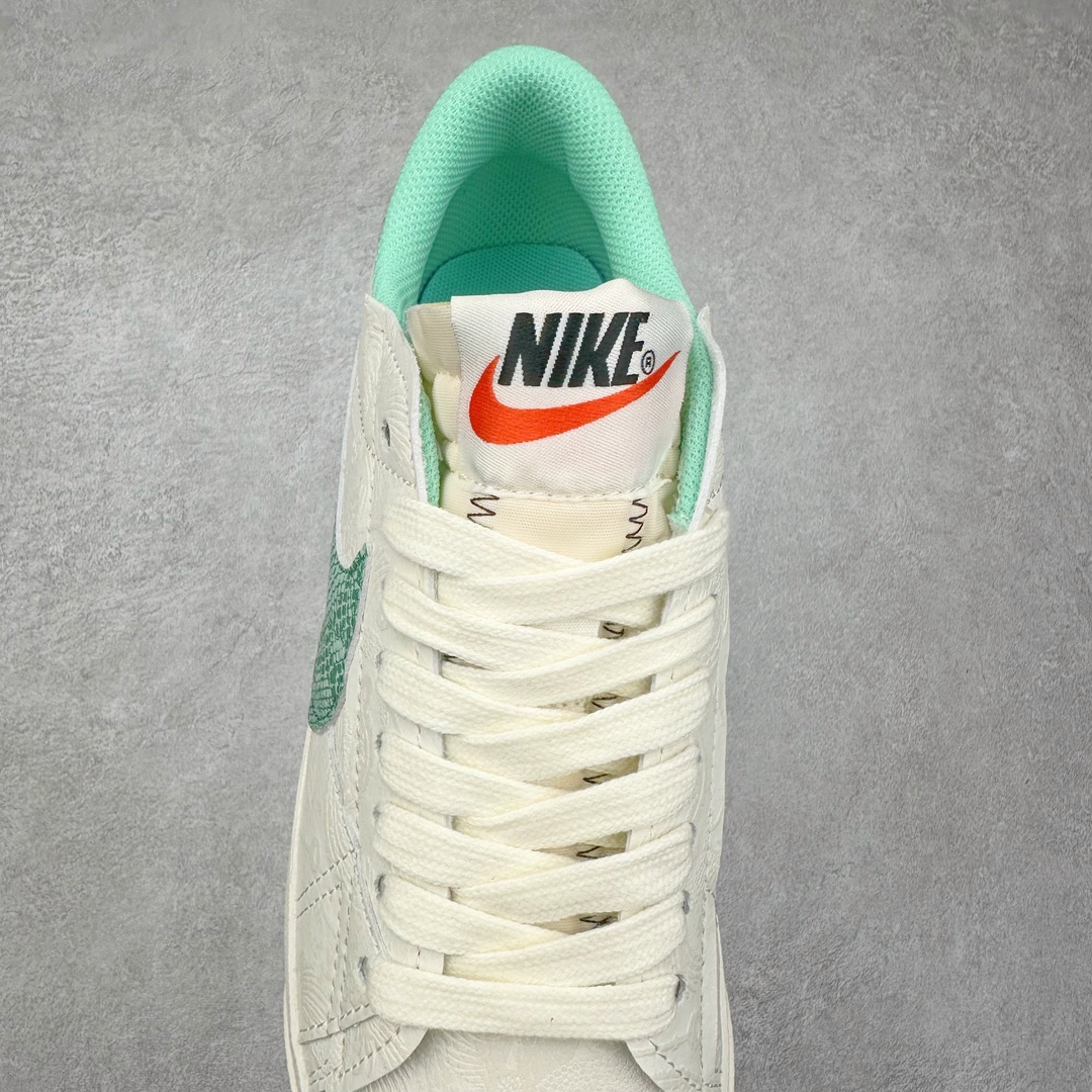 图片[5]-NK Blazer Low \’77 Jumbo 开拓者大钩 DQ1470-005 焕新升级经典 Blazer 鞋款 大号 Swoosh 突出新时代更加张扬的潮流感 对经典的又一次改良升级 大号 Swoosh 设计结合宽大鞋带 符合当下潮流意趣 橡胶外底融入凸起人字形底纹增添几分户外感觉 尺码：36 36.5 37.5 38 38.5 39 40 40.5 41 42 42.5 43 44 44.5 45-选品中心