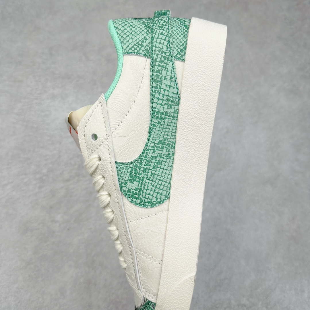 图片[7]-NK Blazer Low \’77 Jumbo 开拓者大钩 DQ1470-005 焕新升级经典 Blazer 鞋款 大号 Swoosh 突出新时代更加张扬的潮流感 对经典的又一次改良升级 大号 Swoosh 设计结合宽大鞋带 符合当下潮流意趣 橡胶外底融入凸起人字形底纹增添几分户外感觉 尺码：36 36.5 37.5 38 38.5 39 40 40.5 41 42 42.5 43 44 44.5 45-选品中心