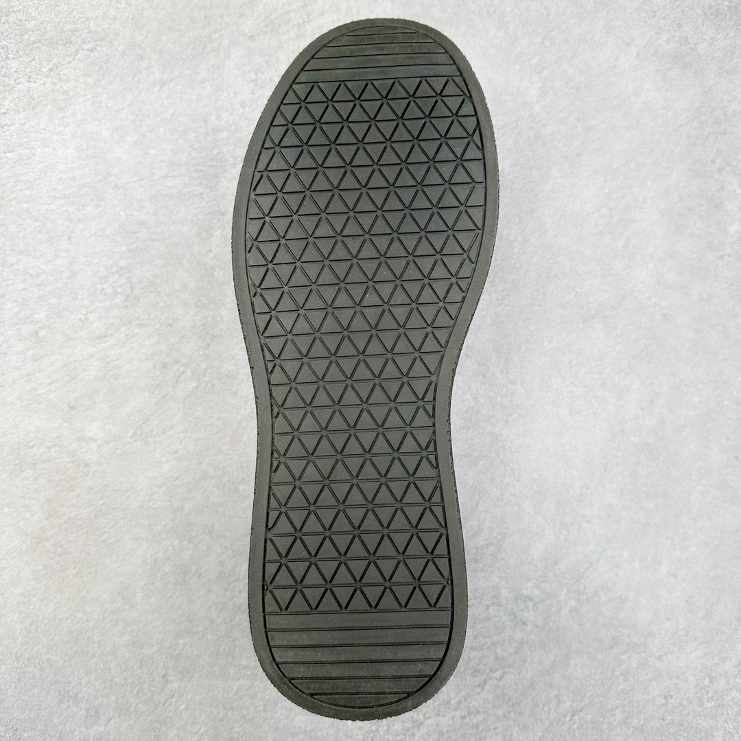 图片[9]-ECCO爱步中高帮男鞋 热门销售款式 城市休闲系列 气质百搭潮酷板鞋 精选牛皮面料 现代品质鞋面设计 纹理自然，细腻柔软 具有良好透气性 舒适保暖 侧前独有LOGO设计 双层牛皮鞋边 坚韧鞋线车边 经典潮流 全新轻量发泡底材与橡胶大底结合 脚感轻盈柔韧 防滑耐磨 抓地力强 时尚潮流休闲 随想假日 尺码：38 39 40 41 42 43 44 皮鞋码-选品中心