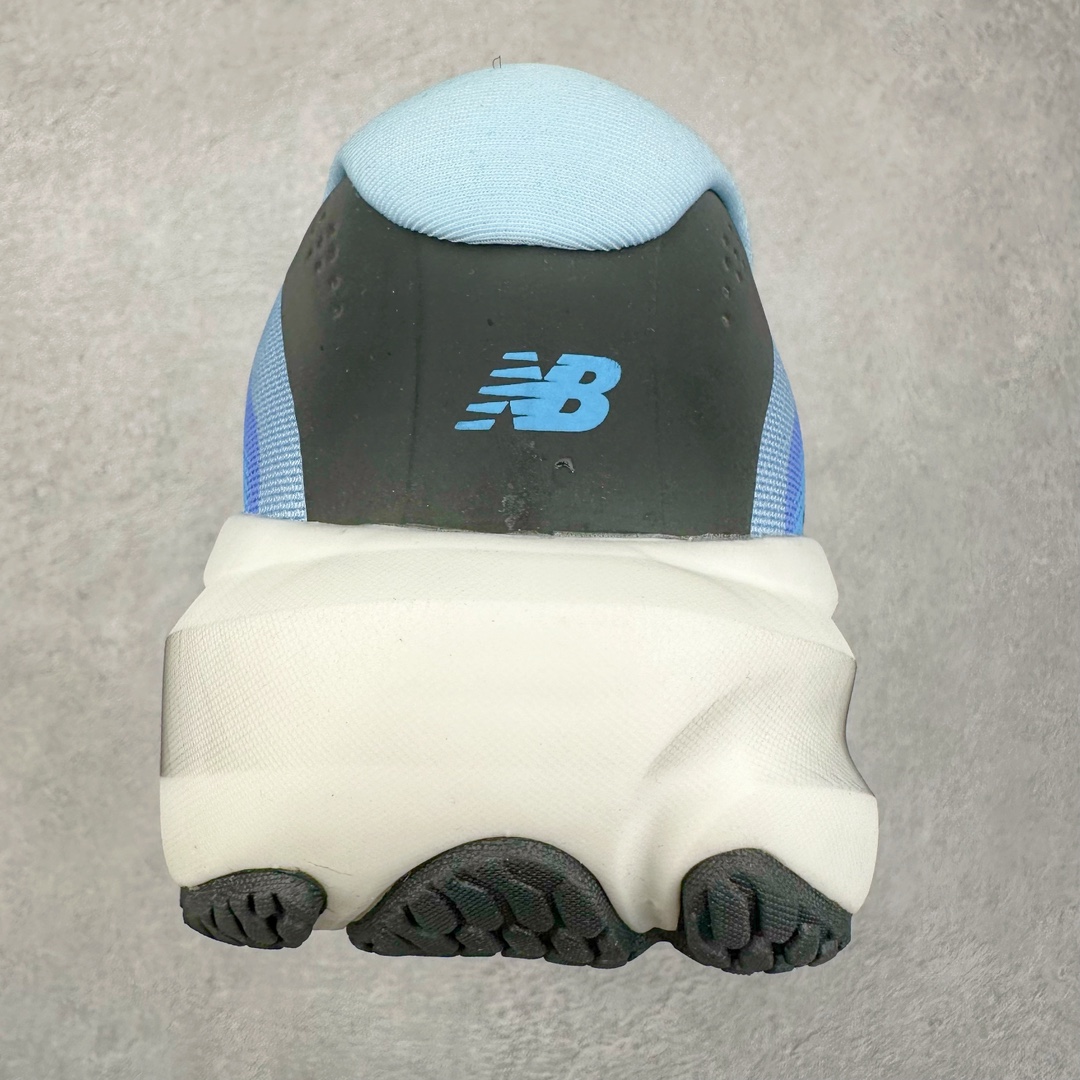 图片[8]-New Balance Fresh Foam X NB1080V5 新百伦系列低帮轻量化厚底健身休闲运动慢跑鞋 近赏｜无论是日常慢跑，还是City Walk，它都可轻松应对提起今年最流行的事情，想必在你所在的城市来一段City Walk，是很多潮男潮女都会做的吧。当时间来到十月，一年中最舒服的时光，无论是慢跑也好，还是City Walk，今天推荐的这双鞋，都可以轻松应对。那就是可以带给你久违的松弛感、治愈你柔软的需要的New Balance Fresh Foam X1080v15。作为New Balance经典跑鞋系列，1080系列可以说凝聚了品牌历来前沿科技与制造匠心。今年的v13版本可谓再度革新。在舒适体验、运动性能以及造型风格三个维度上做到了有机交融。舒适体验一直是1080跑鞋系列带给我们最大的直观感受，加上本就带有严肃跑鞋基因，在今年全新材料配方的Fresh FoamX中底泡棉上则有了不一样的缓震性能，重新定义“踩屎感”。可再生柔软针织鞋面使用可追溯的Repreve再生鞋面材料，柔软透气的鞋面提供绵密的贴合与包裹感，轻量分区橡胶大底分区外底橡胶采用新材料，改进纹路设计，增加前掌外底硬度，提升滚动反馈和传动效率。尺码：40 40.5 41.5 42 42.5 43 44 45-选品中心